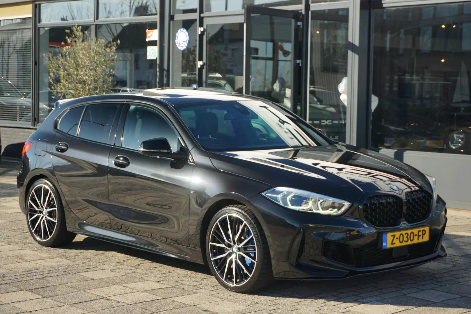 BMW 135 1-serie M135i xDrive High Executive | ACC | PANO | Zwart - 1
