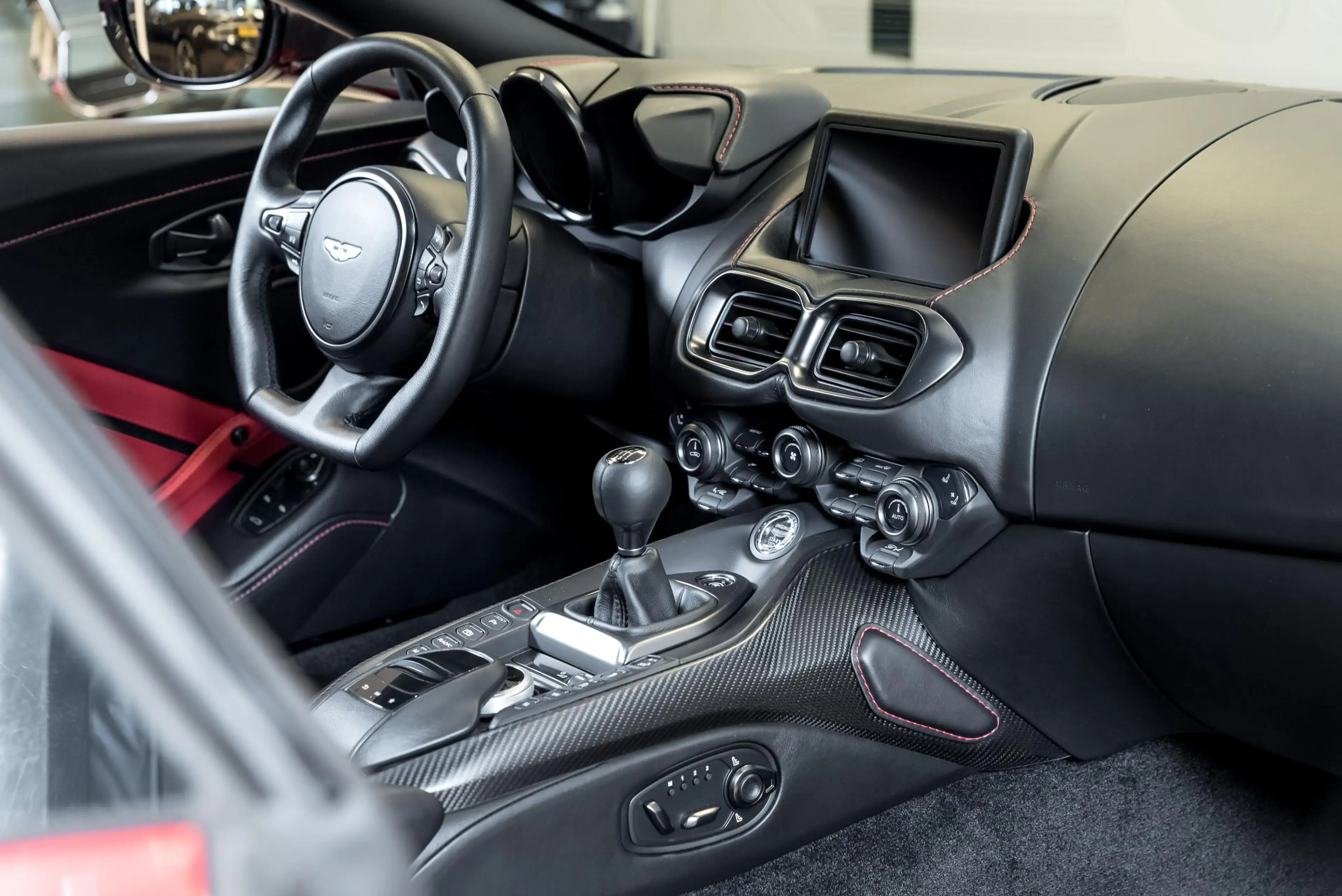 Aston Martin Vantage Coupe | Manual | Carbon Fibre Package | Incl BPM | — photo 11
