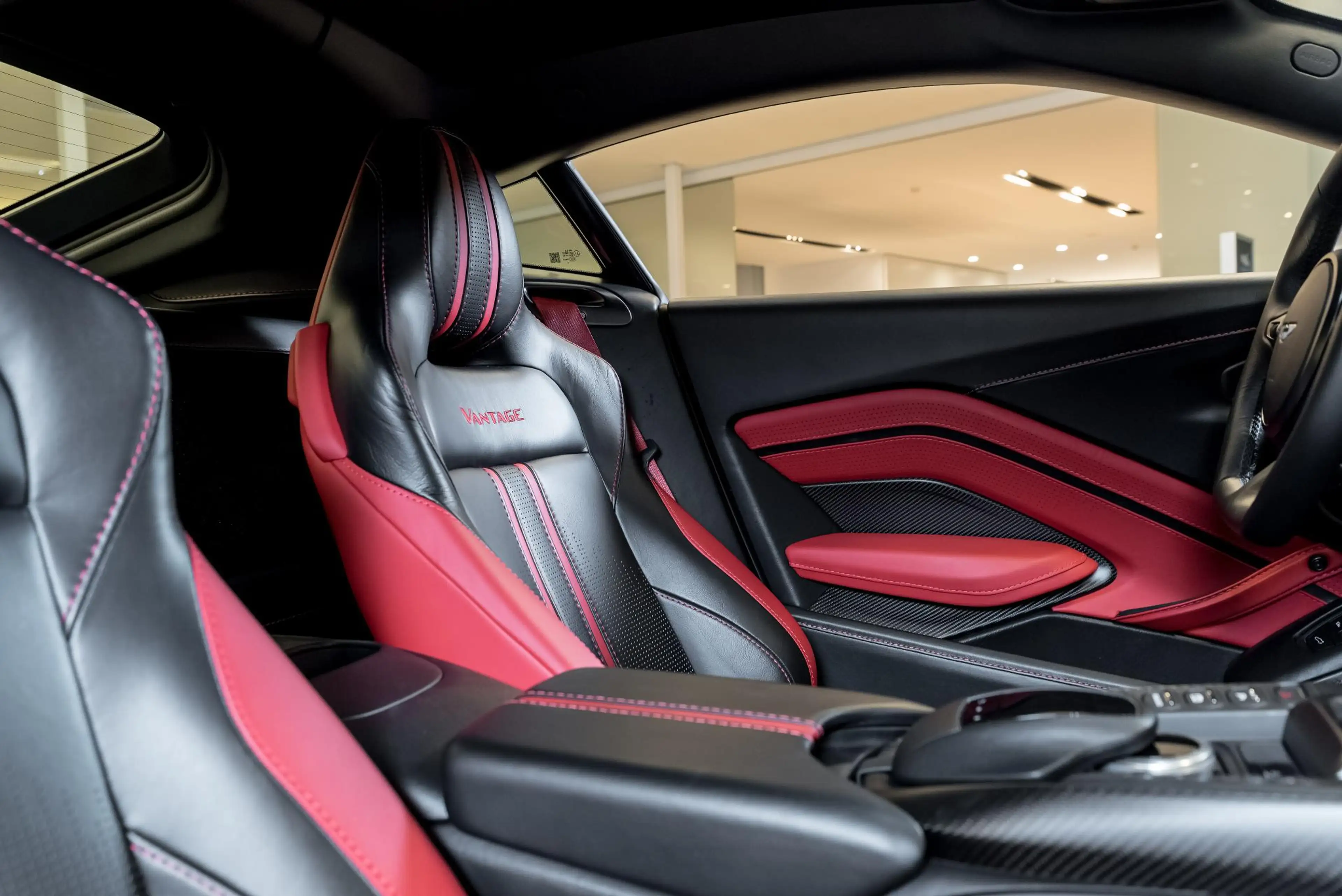 Aston Martin Vantage Coupe | Manual | Carbon Fibre Package | Incl BPM | — photo 12