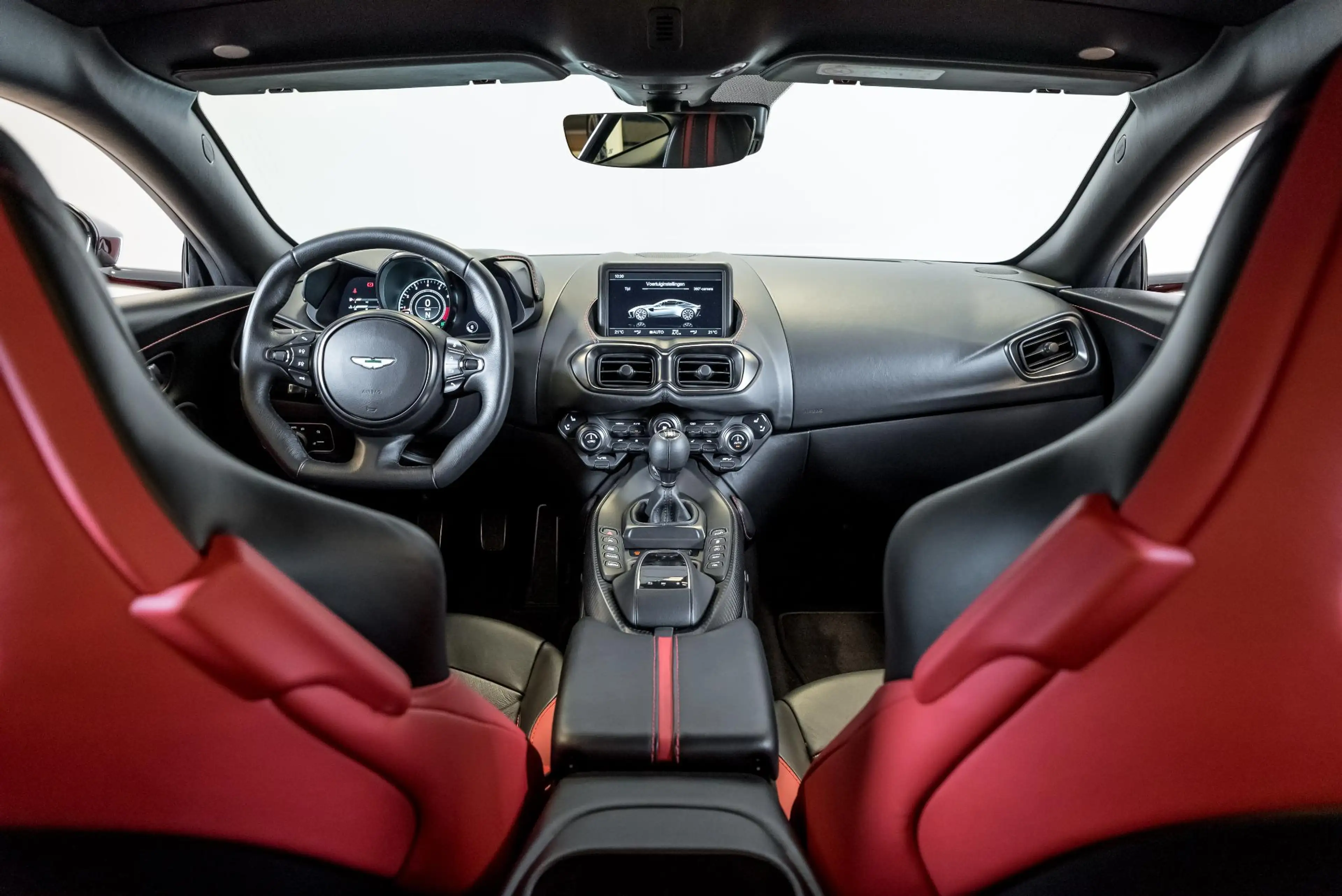 Aston Martin Vantage Coupe | Manual | Carbon Fibre Package | Incl BPM | — photo 13