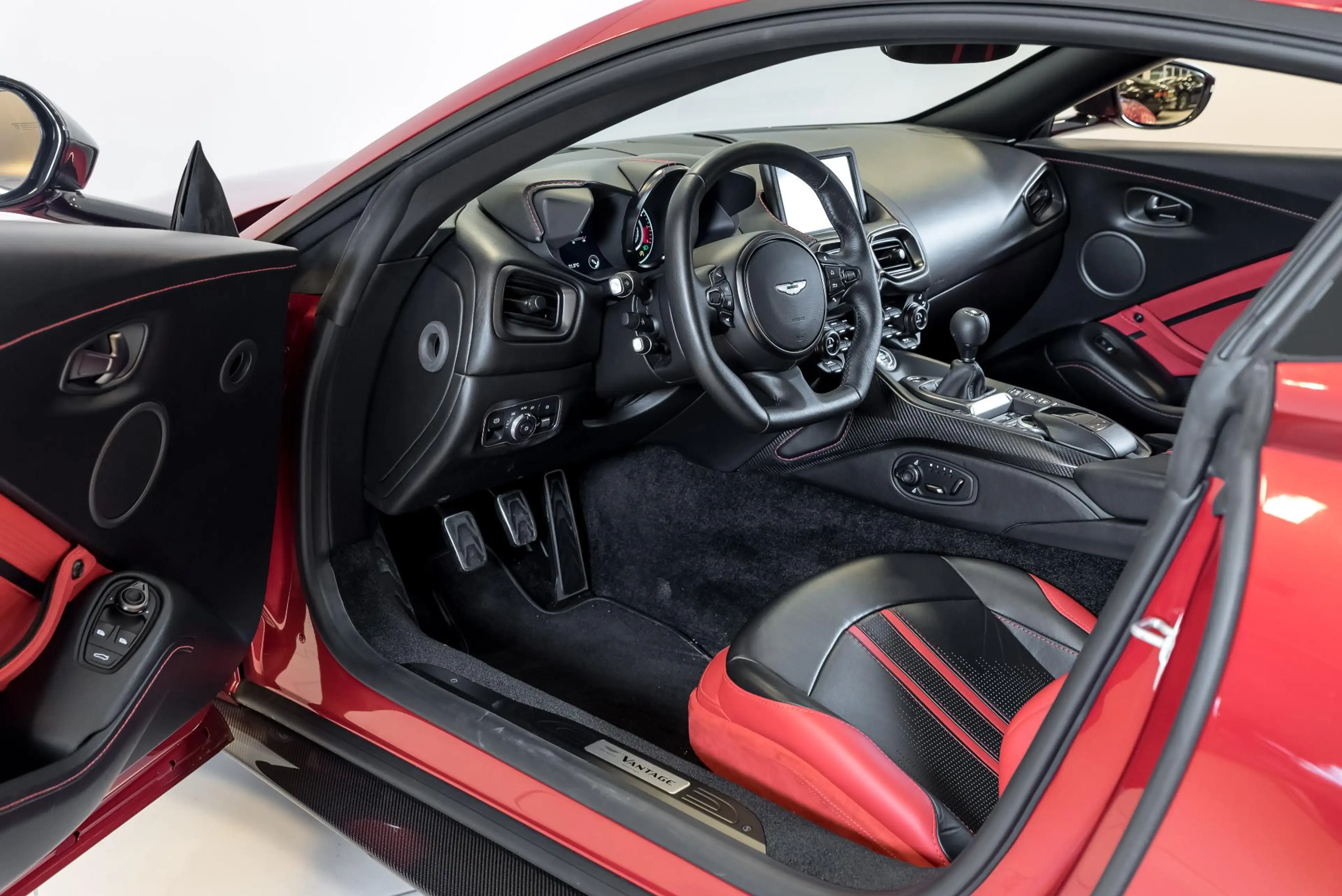 Aston Martin Vantage Coupe | Manual | Carbon Fibre Package | Incl BPM | — photo 5