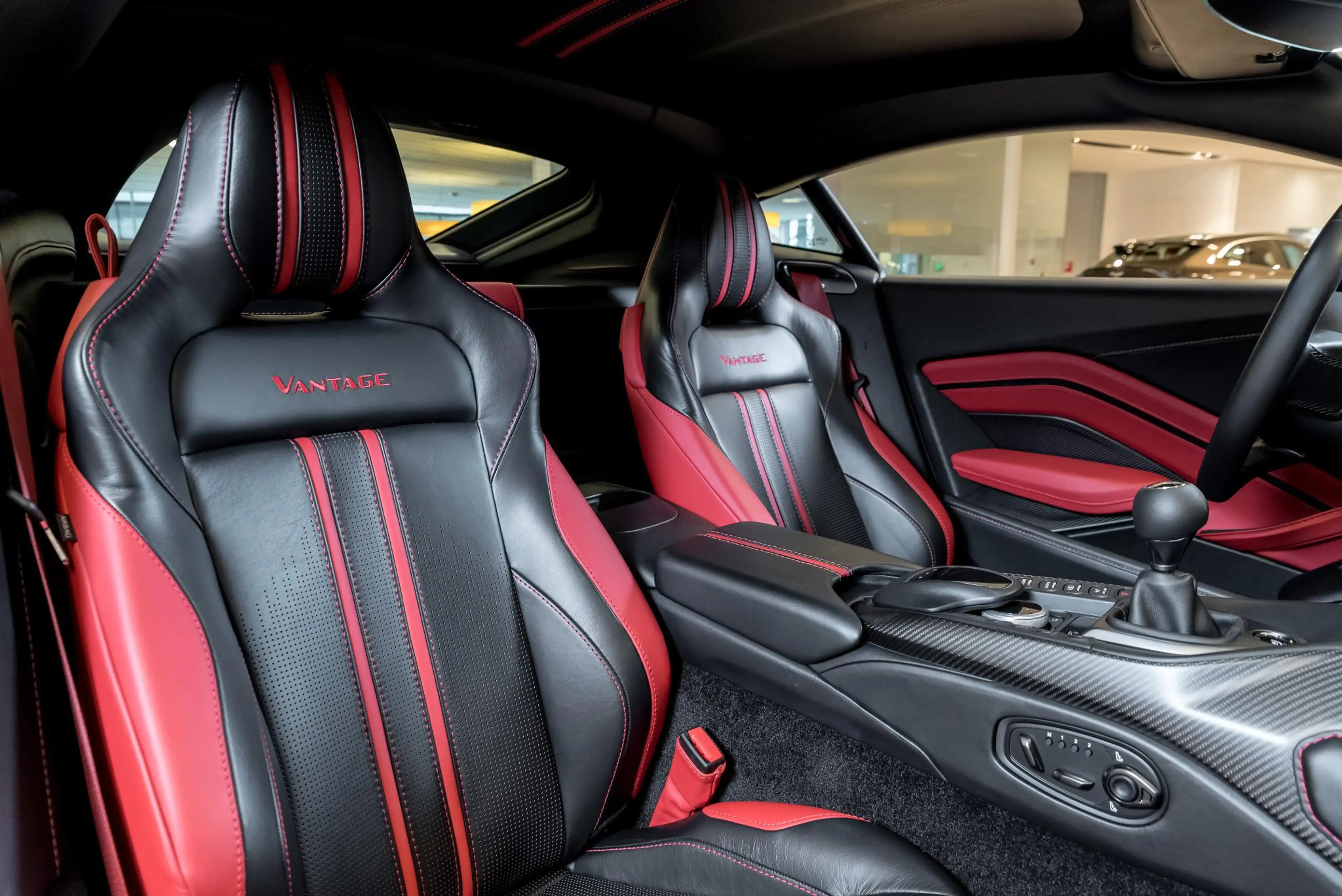 Aston Martin Vantage Coupe | Manual | Carbon Fibre Package | Incl BPM | — photo 6
