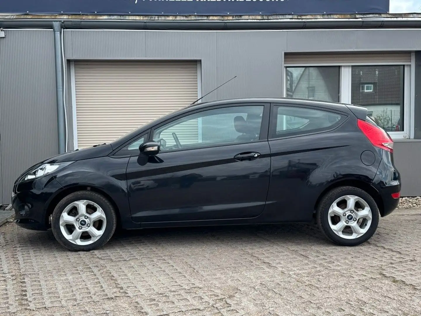 Ford Fiesta Trend KLIMA*1HAND*SitzHz* Schwarz - 2