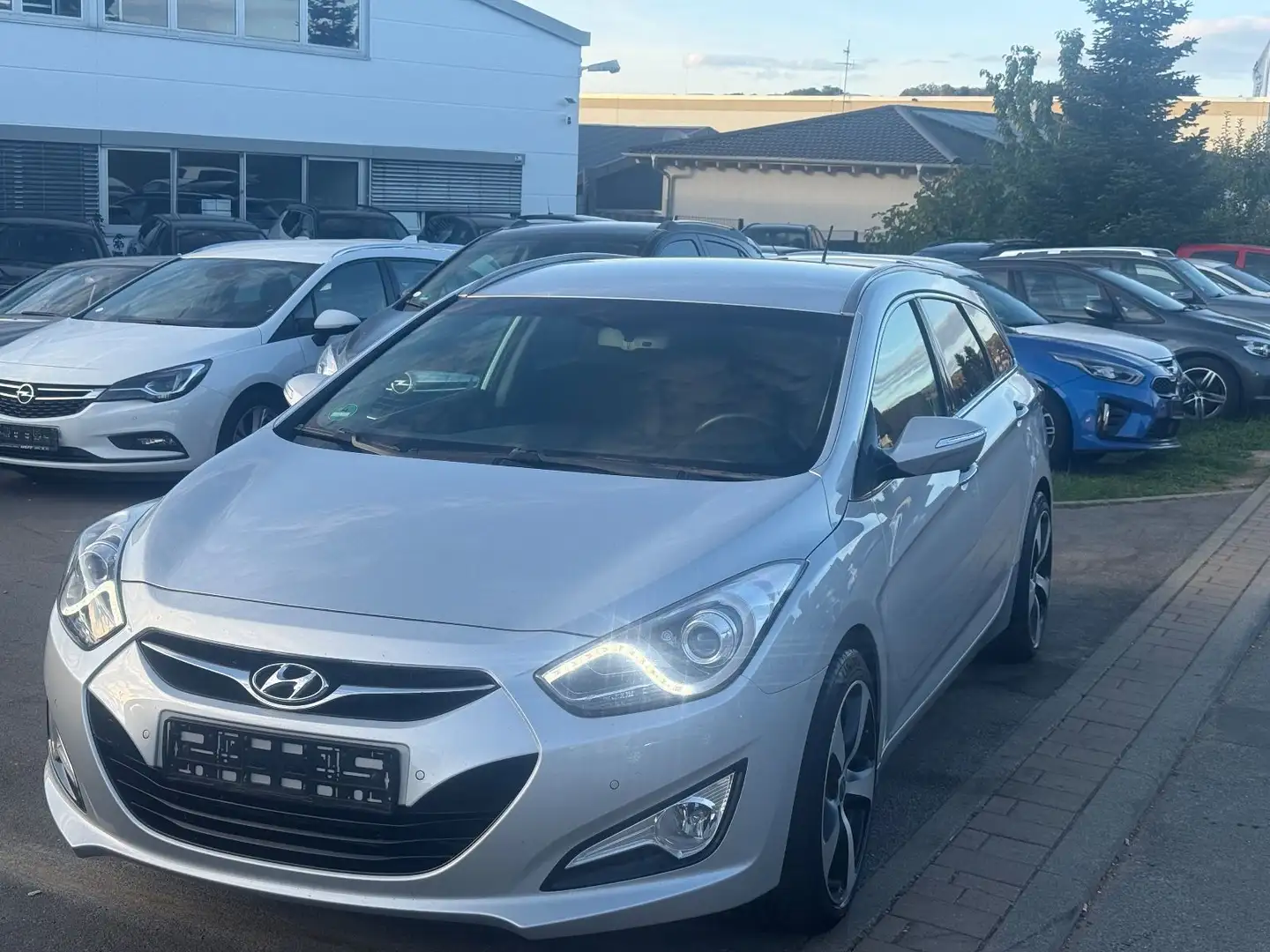 Hyundai i40 cw Style*NEU*TÜV*136PS* EURO5* Tempomat* Silber - 1