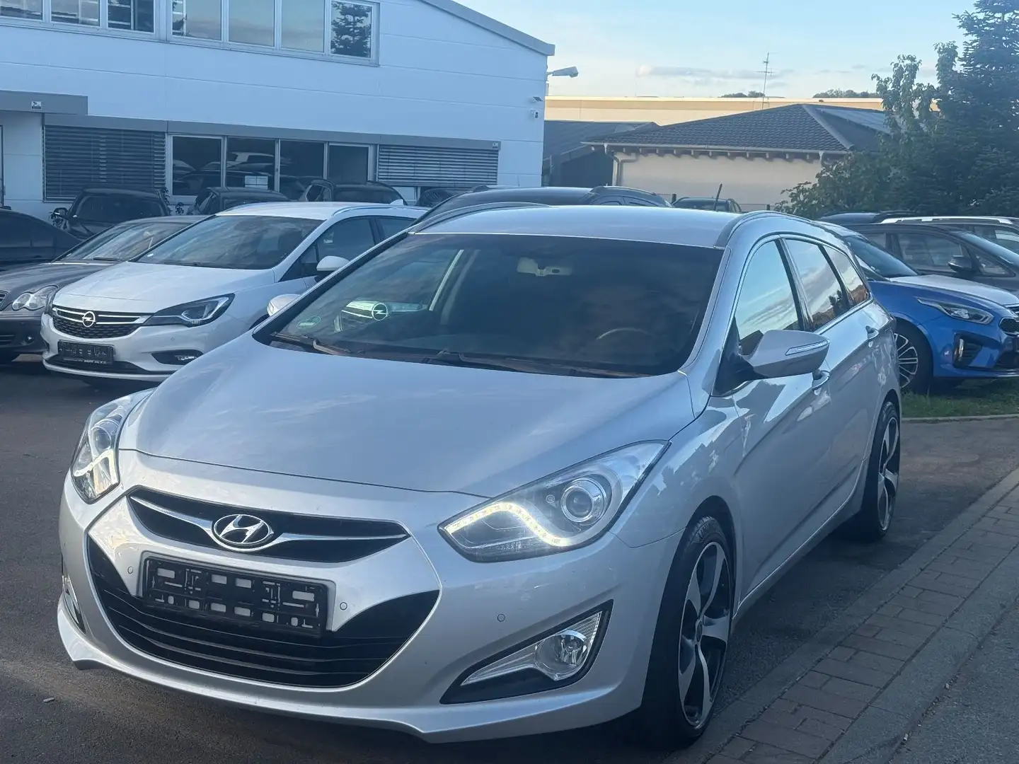 Hyundai i40 cw Style*NEU*TÜV*136PS* EURO5* Tempomat* Silber - 2