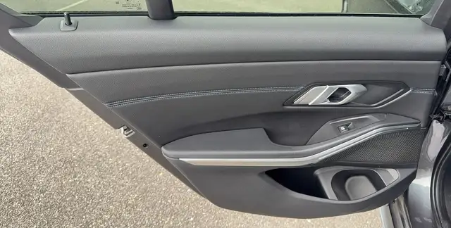 BMW 3 Series view 9