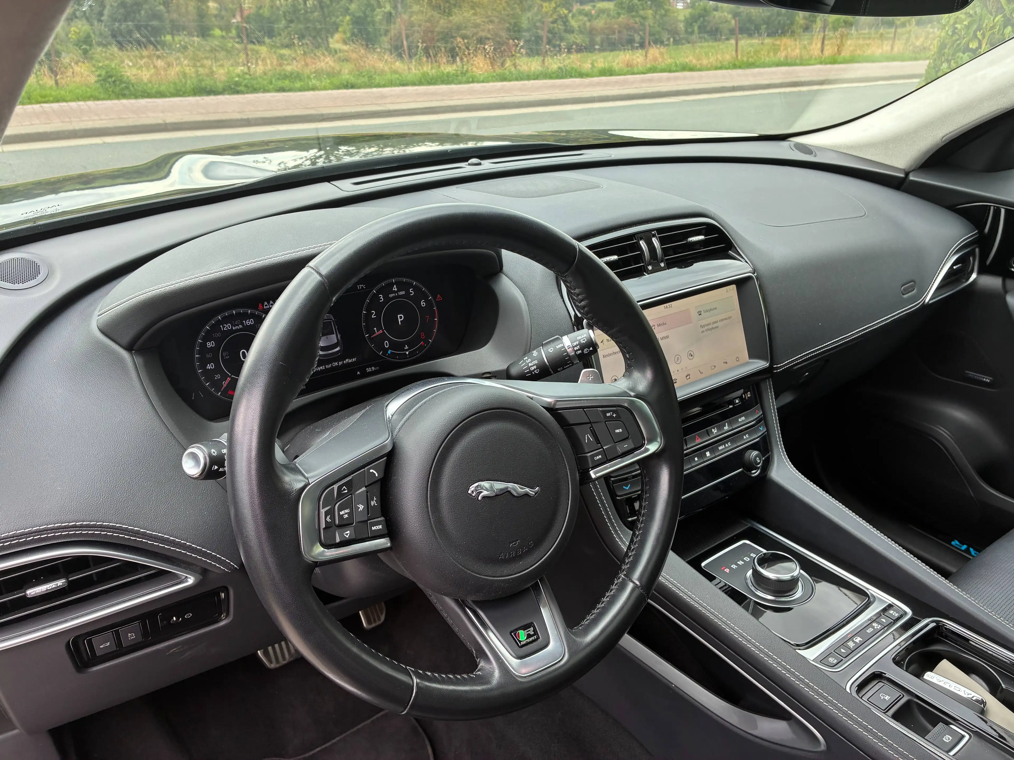 Jaguar F-Pace F-Pace 2.0 T AWD R-Sport 250  80420km !! — photo 15