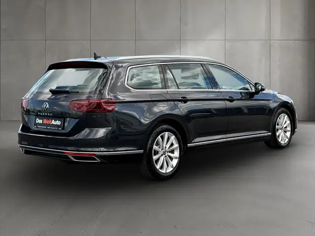 Volkswagen Passat view 4