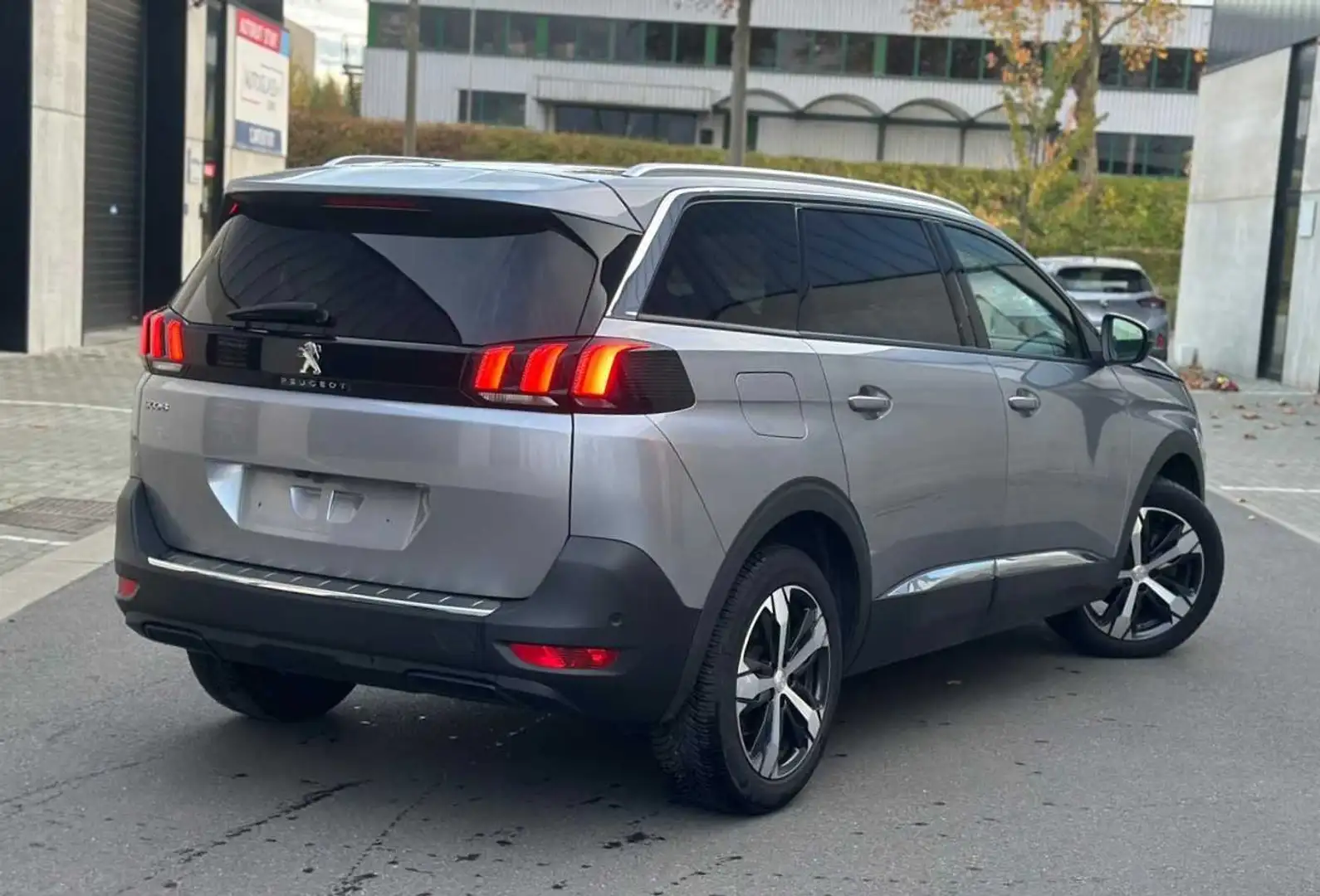 Peugeot 5008 1.2 Turbo EAT8 Allure 7 Places Nv distri *TVA* Gris - 2