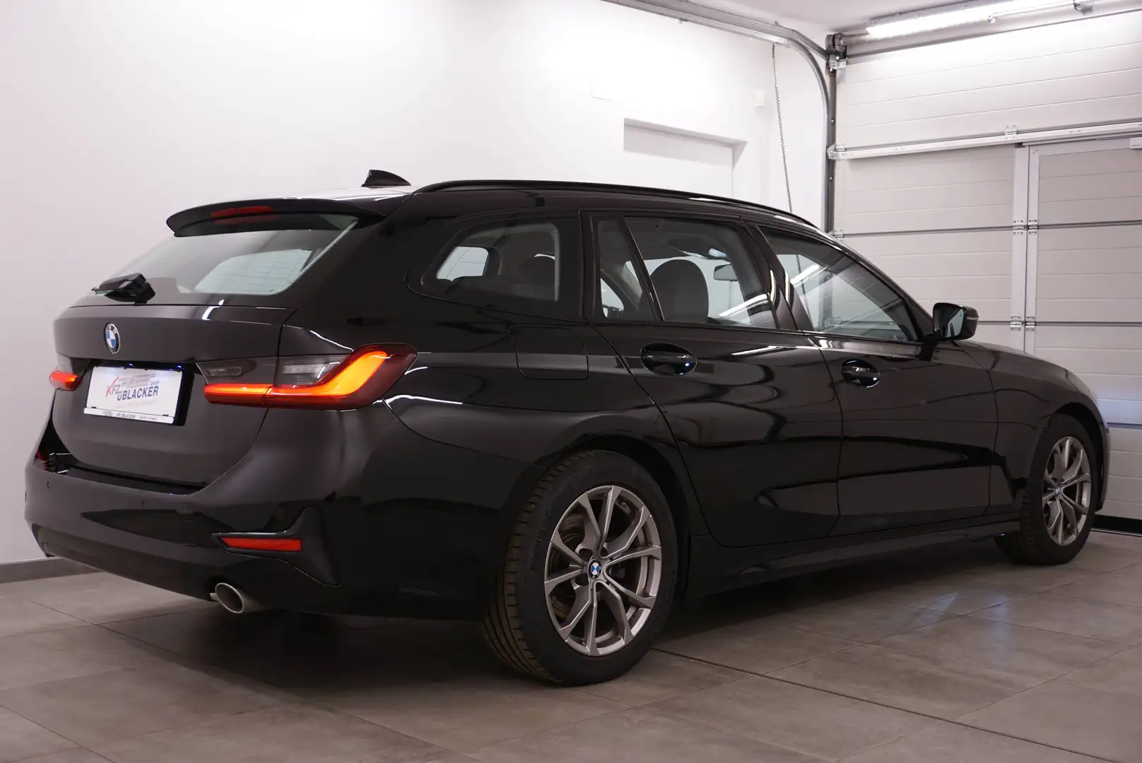 BMW 318 d Sport Line Schwarz - 2