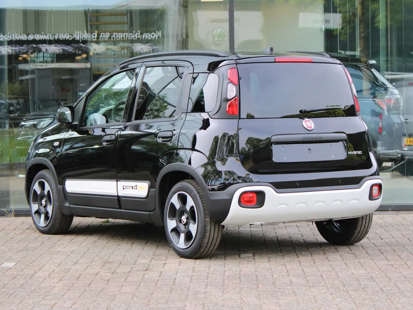 Fiat Panda 1.0 Hybrid Pandina VOORRAAD KORTING Zwart - 2