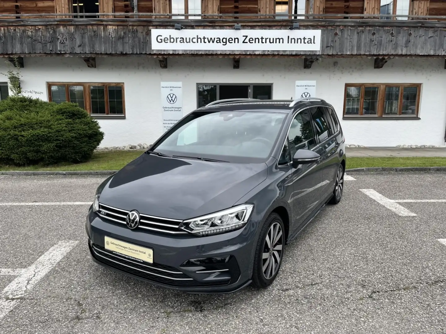 Volkswagen Touran 7-Sitzer 1,5 TSI DSG Highline (LED+RearView+Navi) Grau - 2