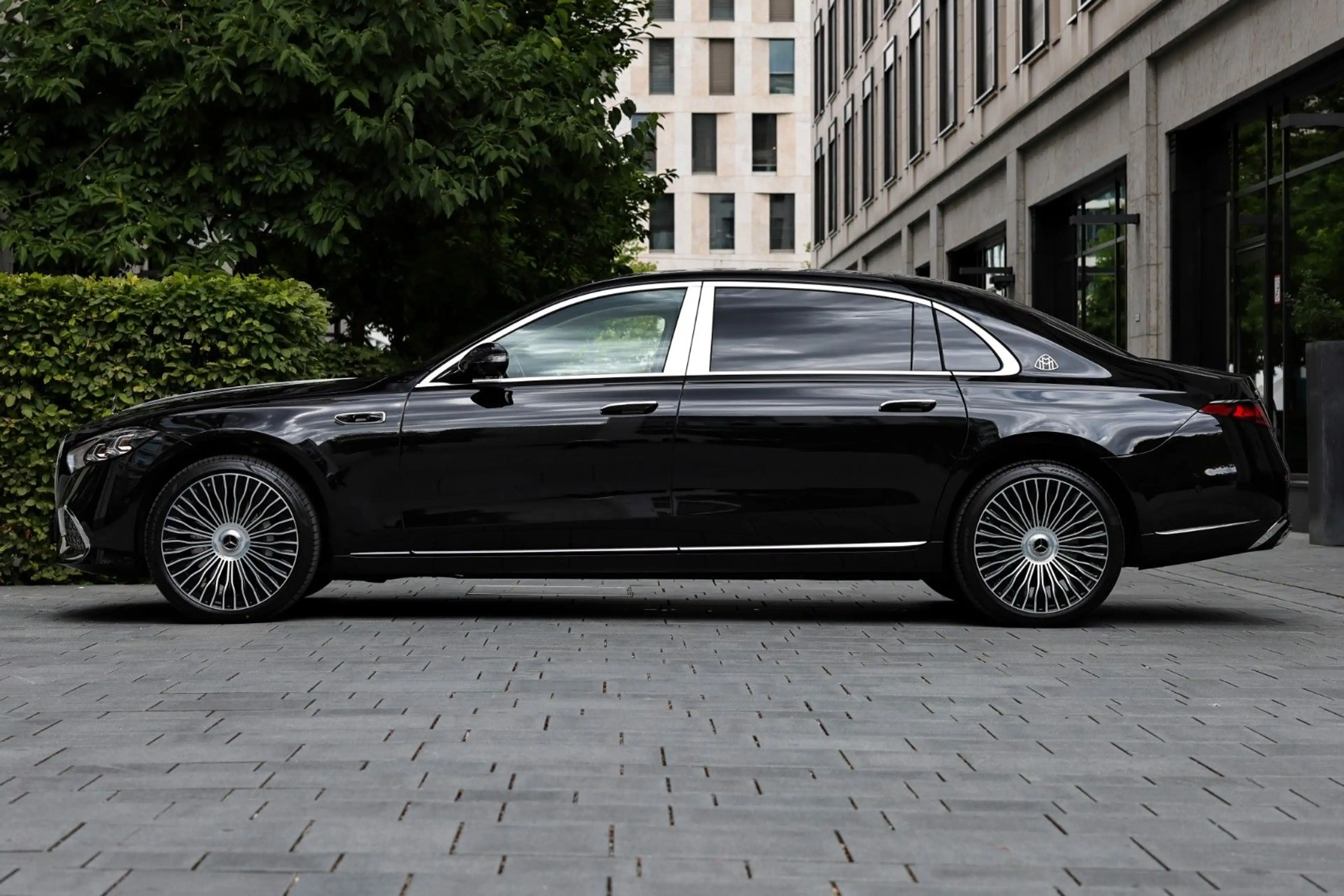 Mercedes-Benz S 580 Maybach 4Matic | 4D | TV | 2027 | 4 SEATS — photo 2