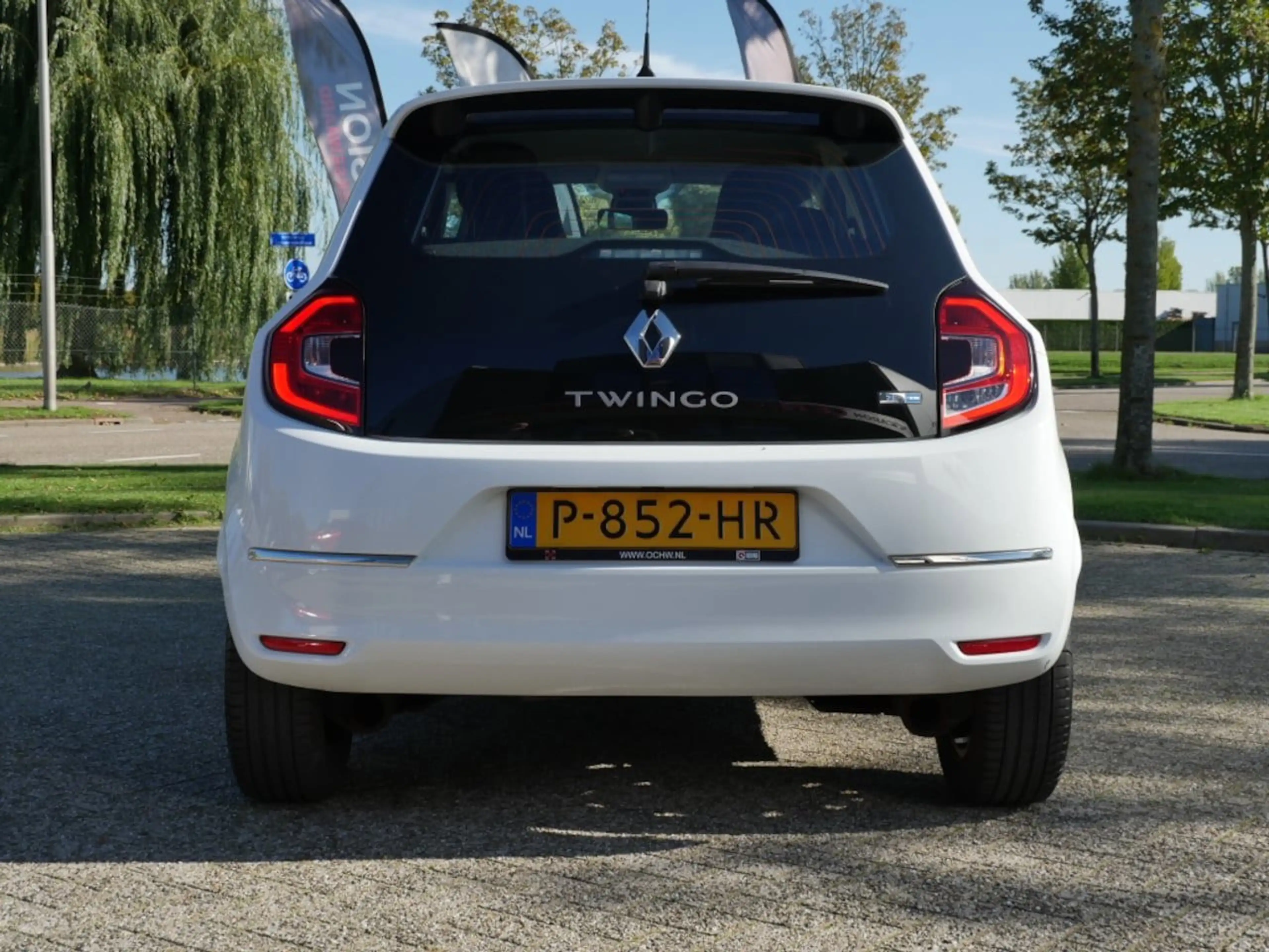 Renault Twingo Z.E. R80 Intens — photo 12