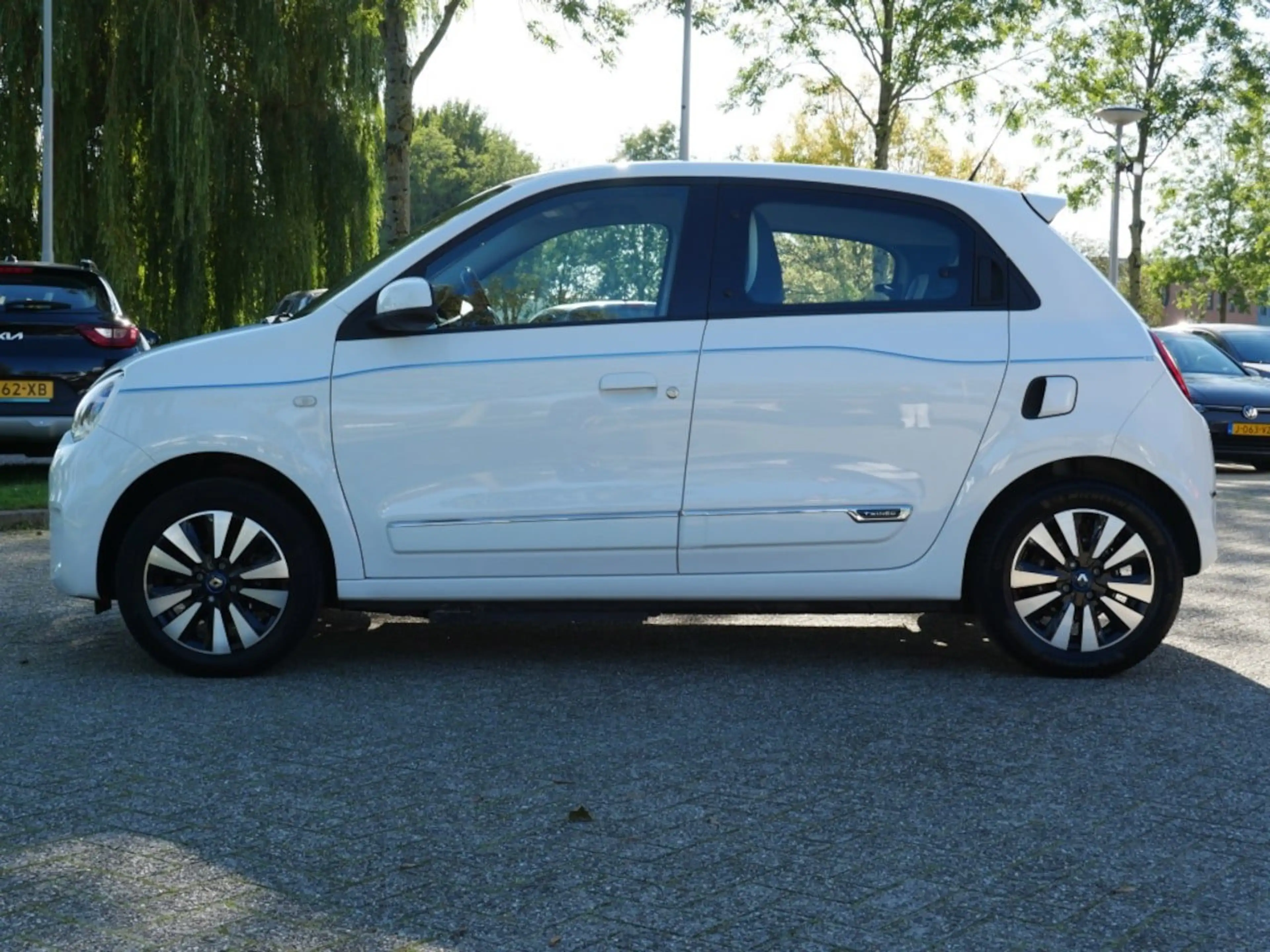 Renault Twingo Z.E. R80 Intens — photo 11
