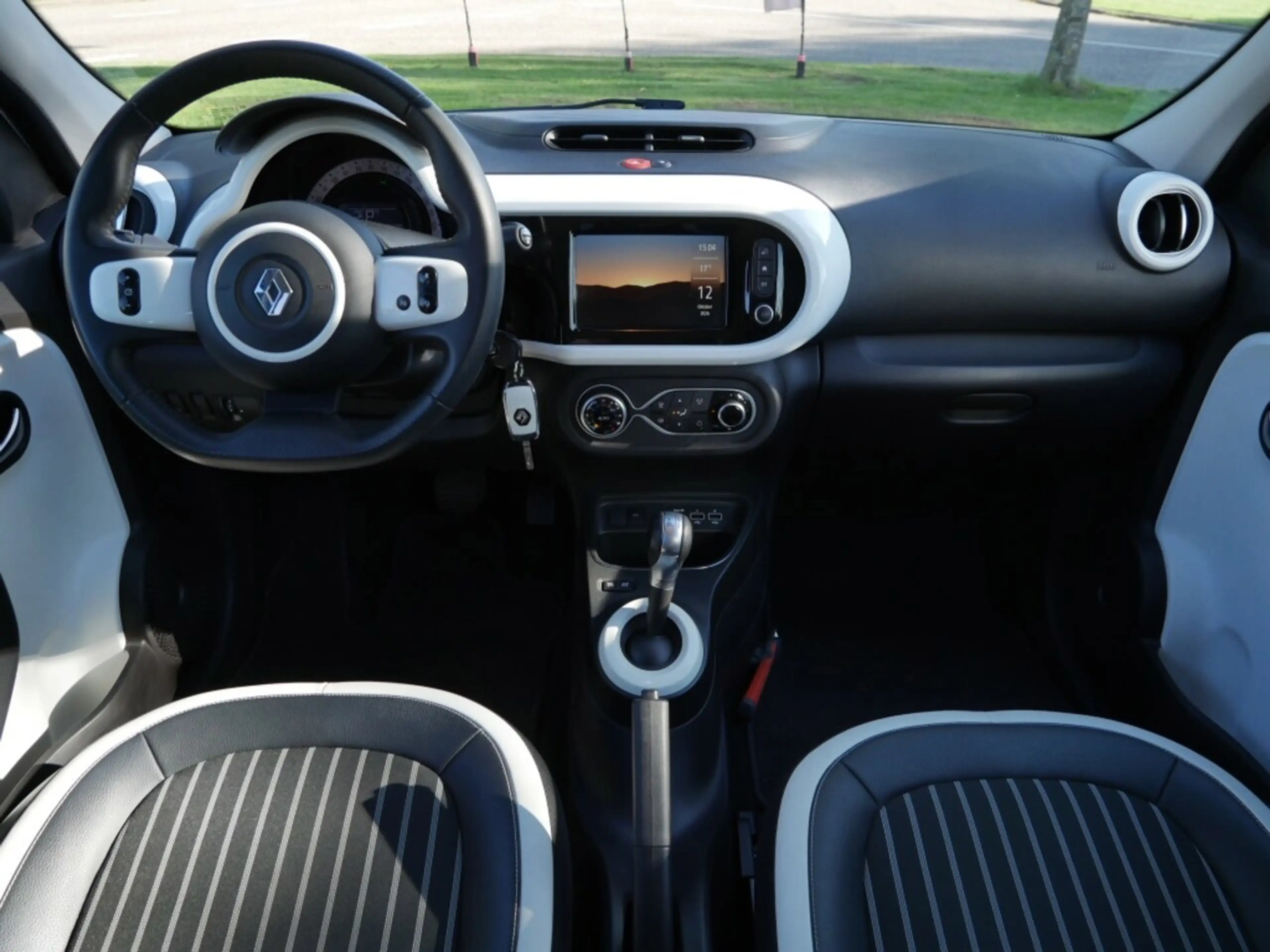 Renault Twingo Z.E. R80 Intens — photo 3
