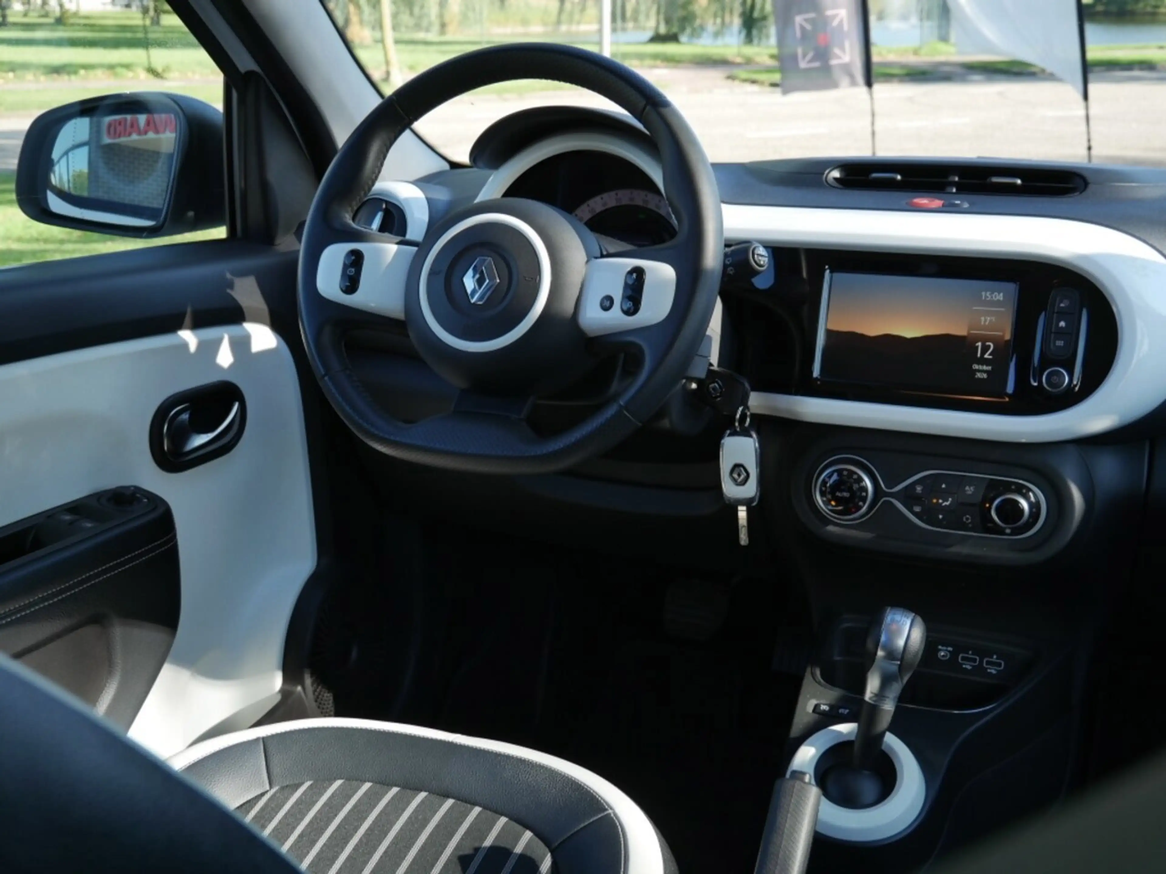 Renault Twingo Z.E. R80 Intens — photo 10