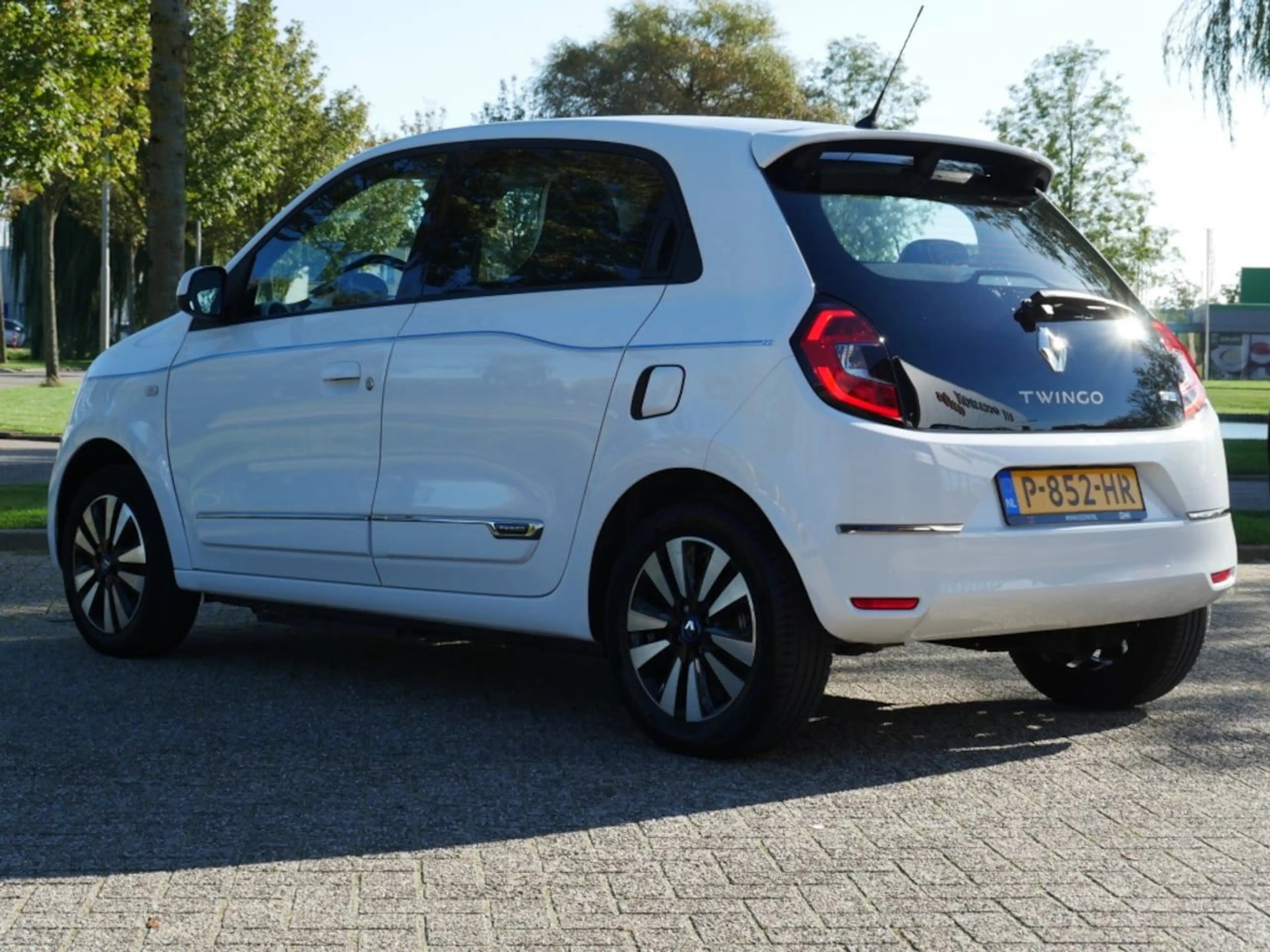 Renault Twingo Z.E. R80 Intens — photo 9