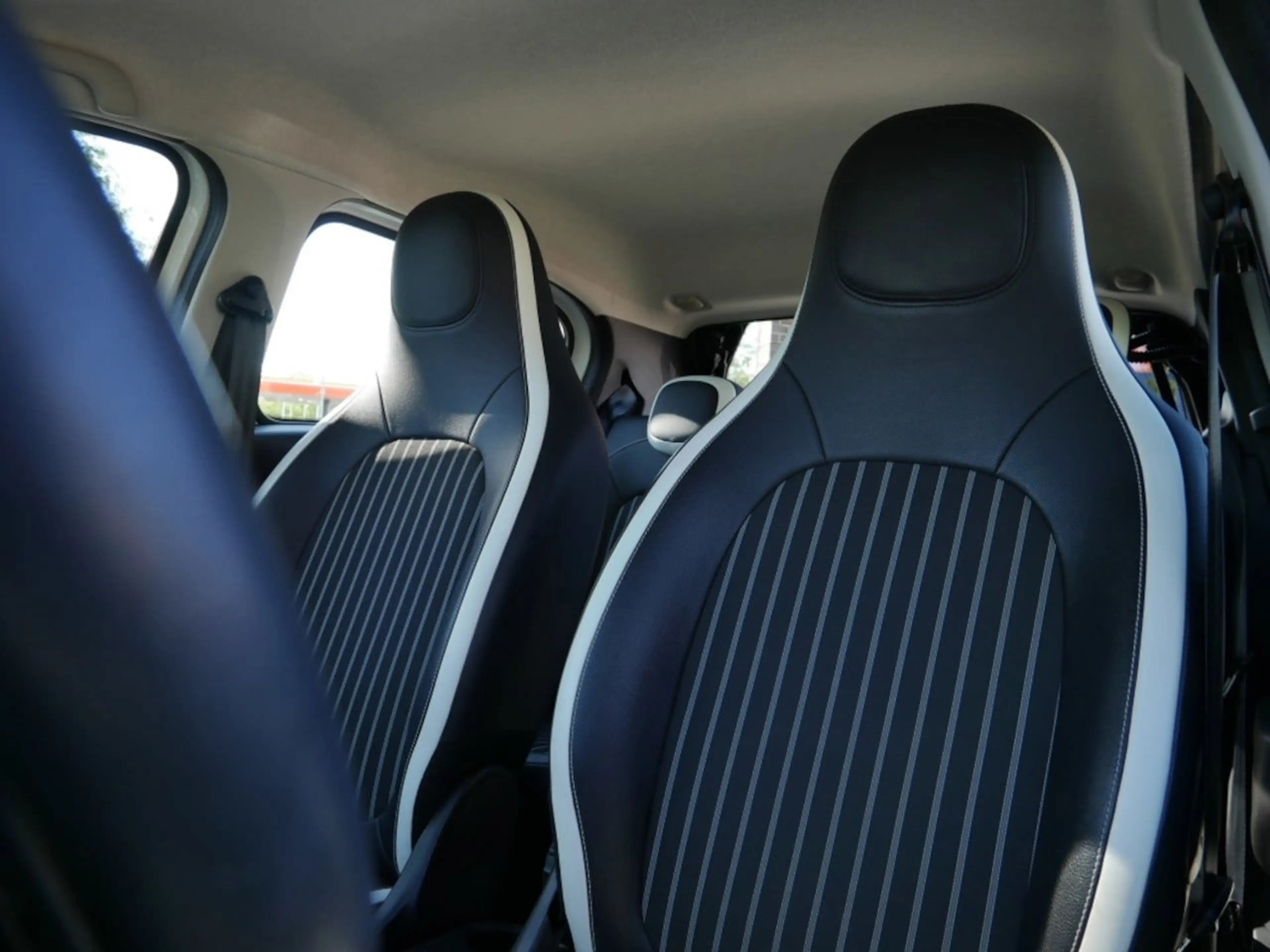 Renault Twingo Z.E. R80 Intens — photo 8