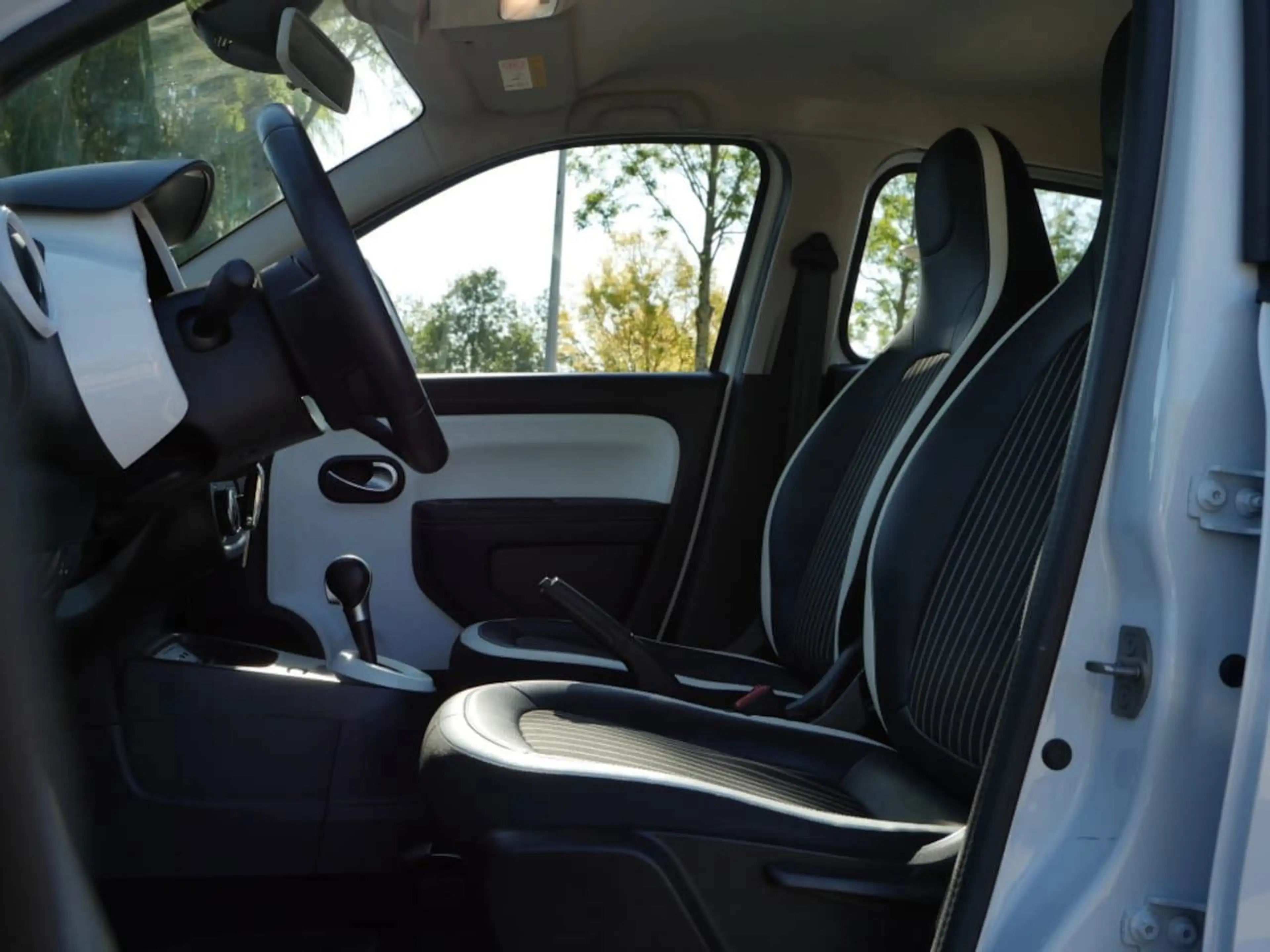 Renault Twingo Z.E. R80 Intens — photo 5
