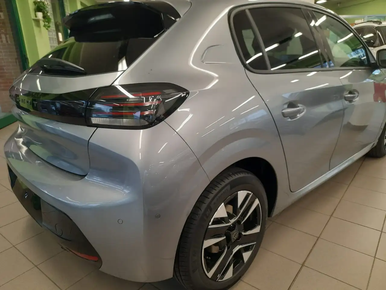 Peugeot 208 1.2 hybrid Allure 110cv e-dcs 6 7