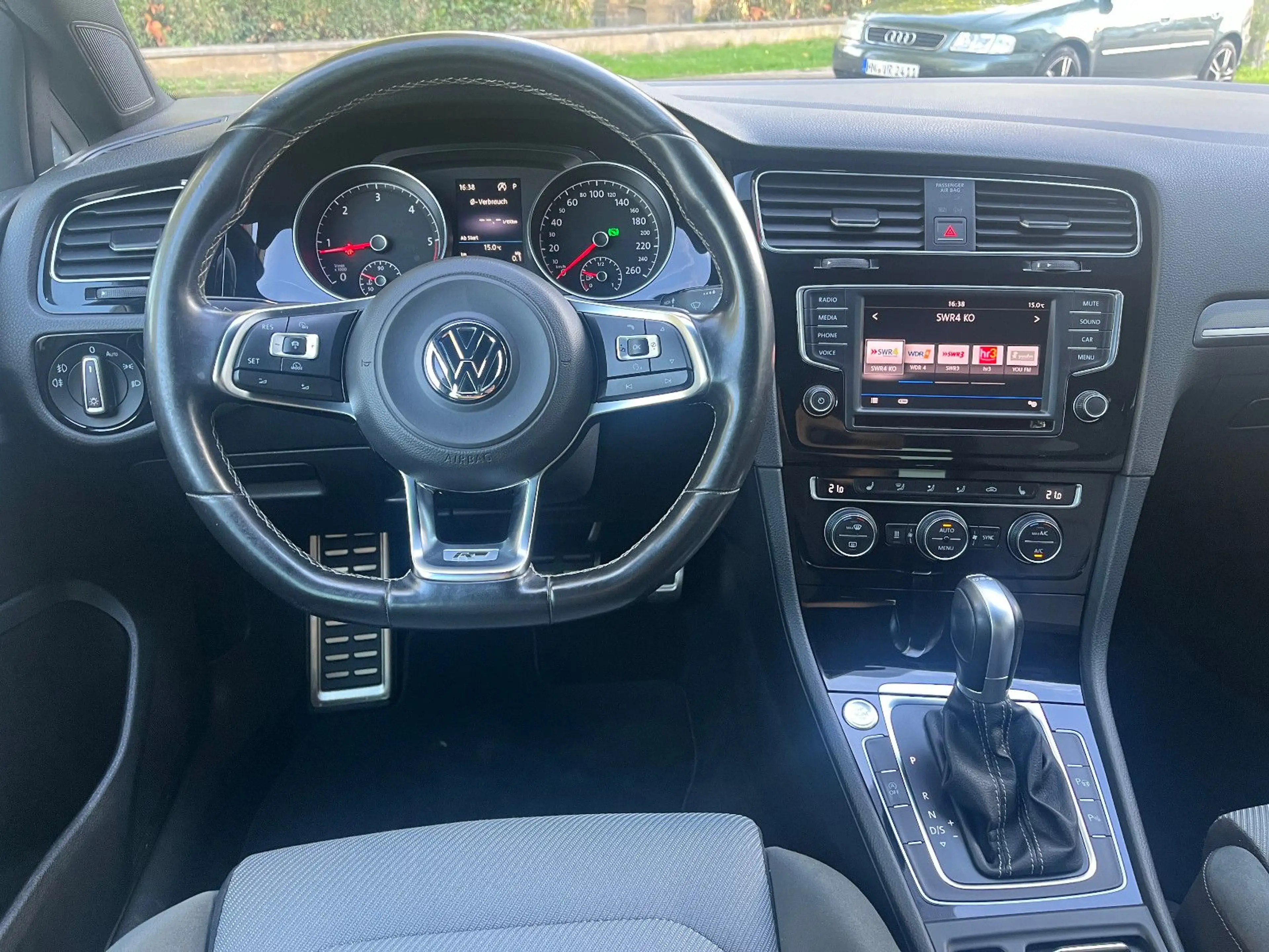 Volkswagen Golf VII Lim. Highline 2.0TDI DSG R-Line R-Kam — photo 19