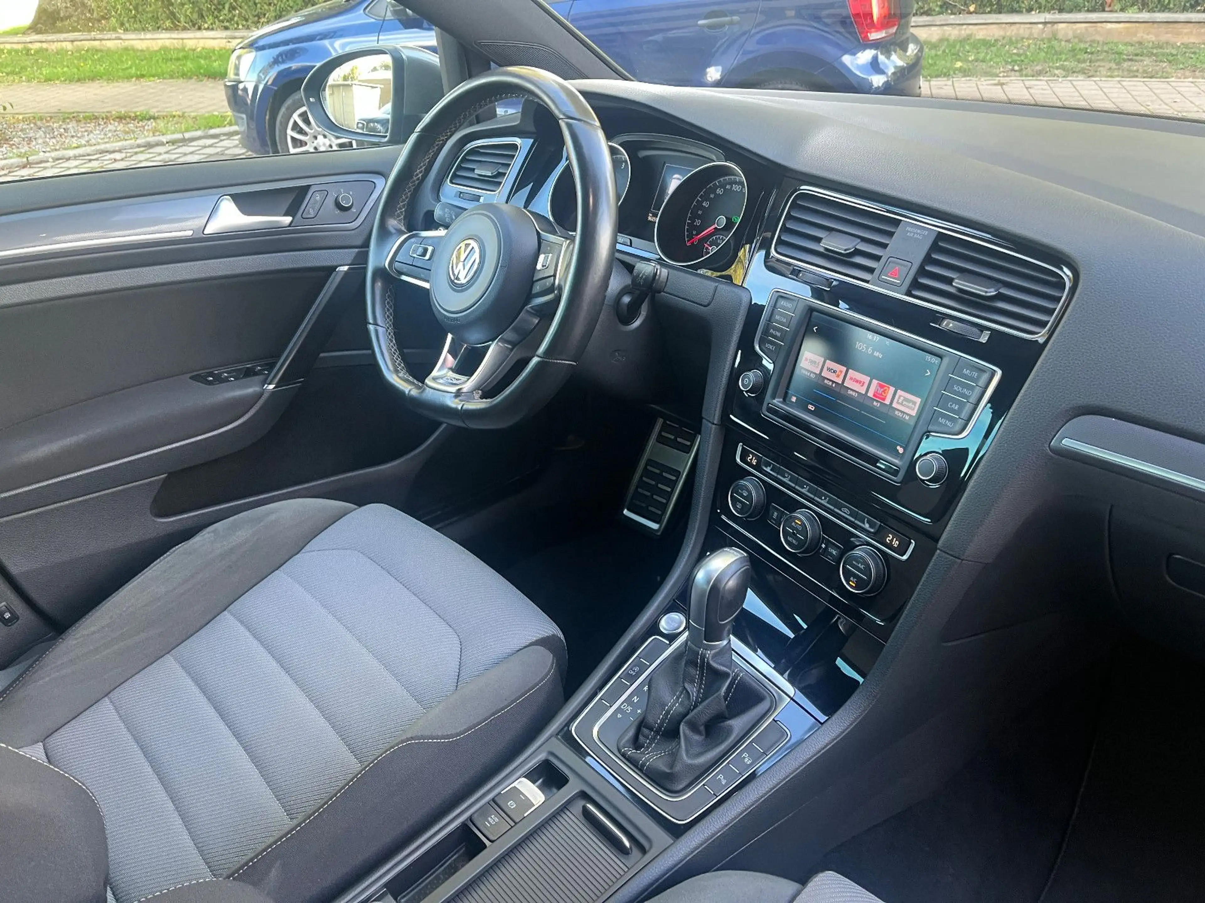 Volkswagen Golf VII Lim. Highline 2.0TDI DSG R-Line R-Kam — photo 14