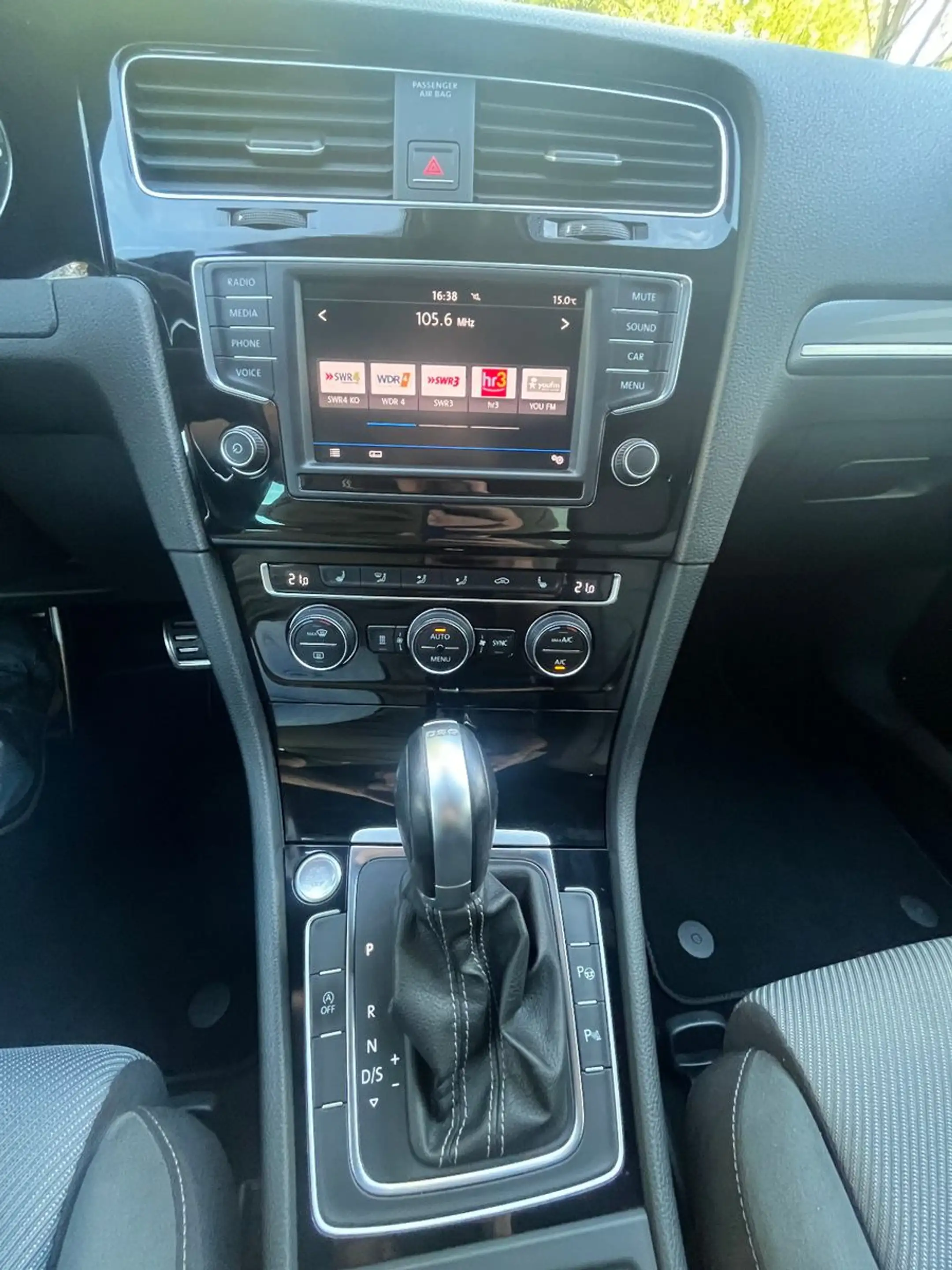 Volkswagen Golf VII Lim. Highline 2.0TDI DSG R-Line R-Kam — photo 17