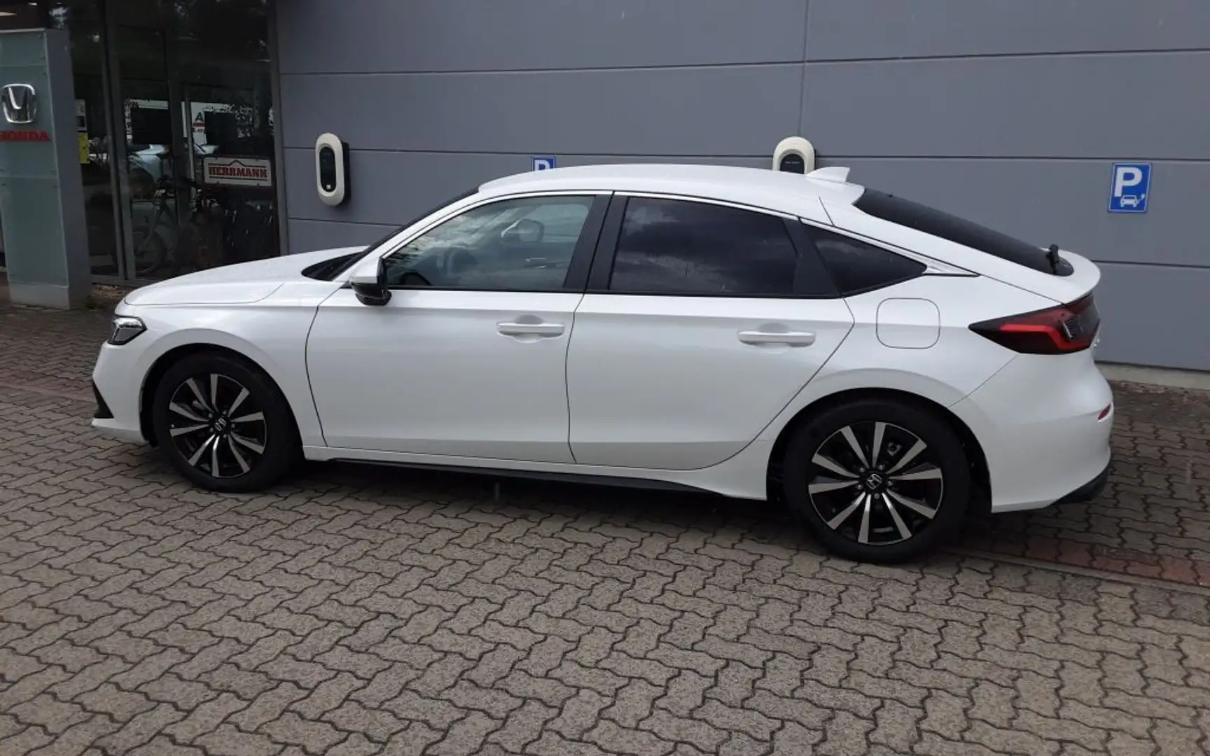 Honda Civic e:HEV 2.0 i-MMD Hybrid Elegance Bílá - 2