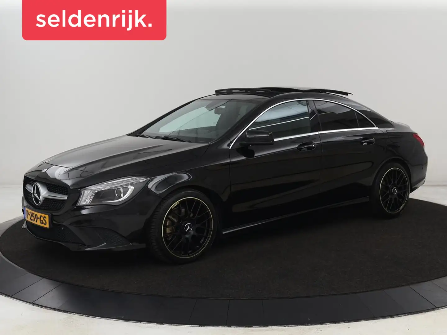 Mercedes-Benz CLA 180 AMG | Panoramadak | Stoelverwarming | Navigatie | Zwart - 1