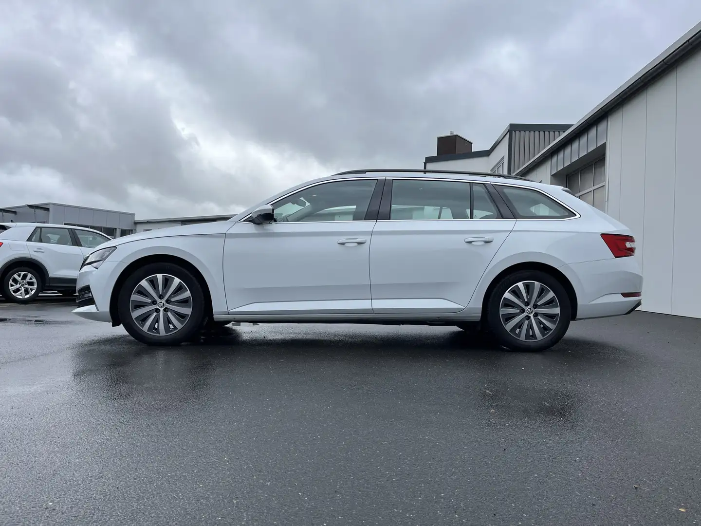Skoda Superb Combi 1.4 TSI e-Hybrid Ambition 150€ m. 20% Anza Weiß - 2