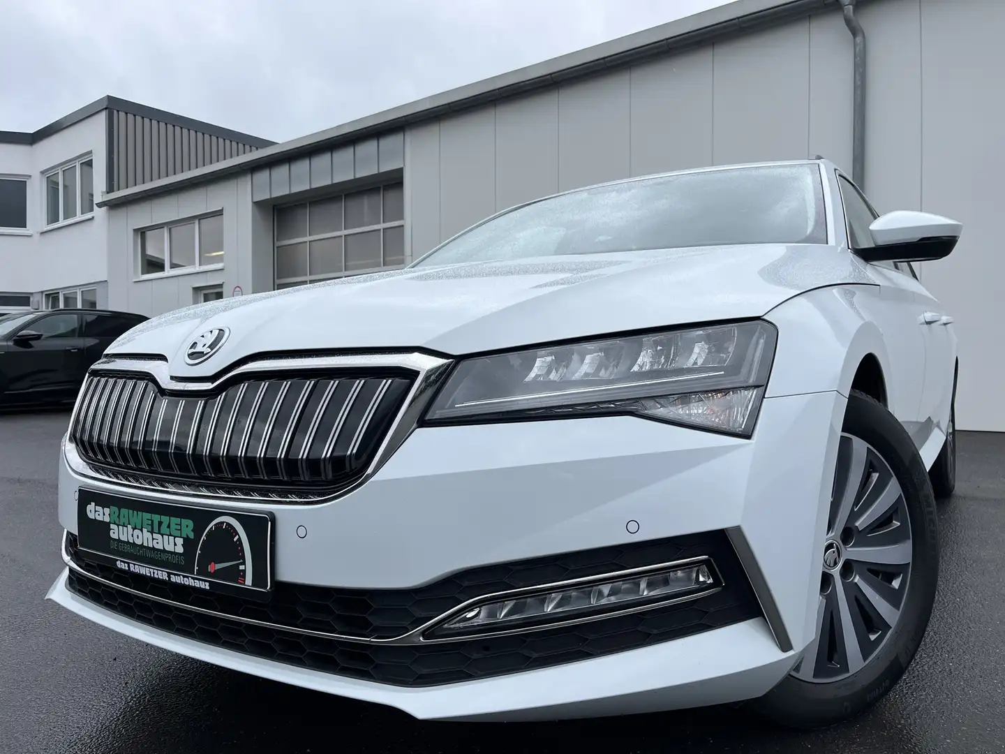 Skoda Superb Combi 1.4 TSI e-Hybrid Ambition 150€ m. 20% Anza Weiß - 1