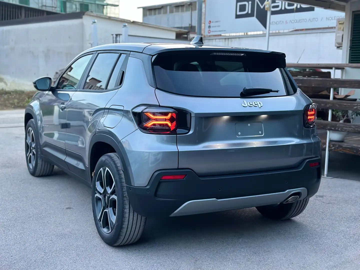 Jeep Avenger 1.2 Turbo Summit Grau - 2