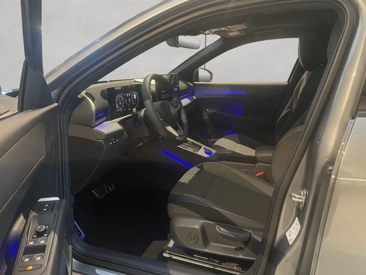 Volkswagen T-Roc R-Line 1.5 l eTSI DSG,GJR,RFK,PANO,NAVI,EASY 10