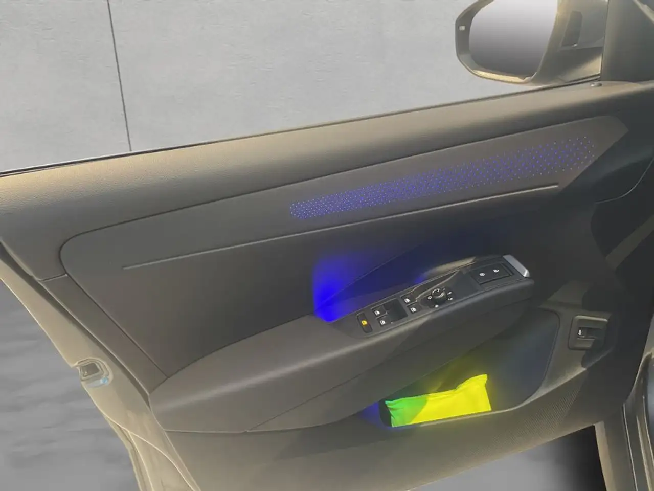 Volkswagen T-Roc R-Line 1.5 l eTSI DSG,GJR,RFK,PANO,NAVI,EASY 17