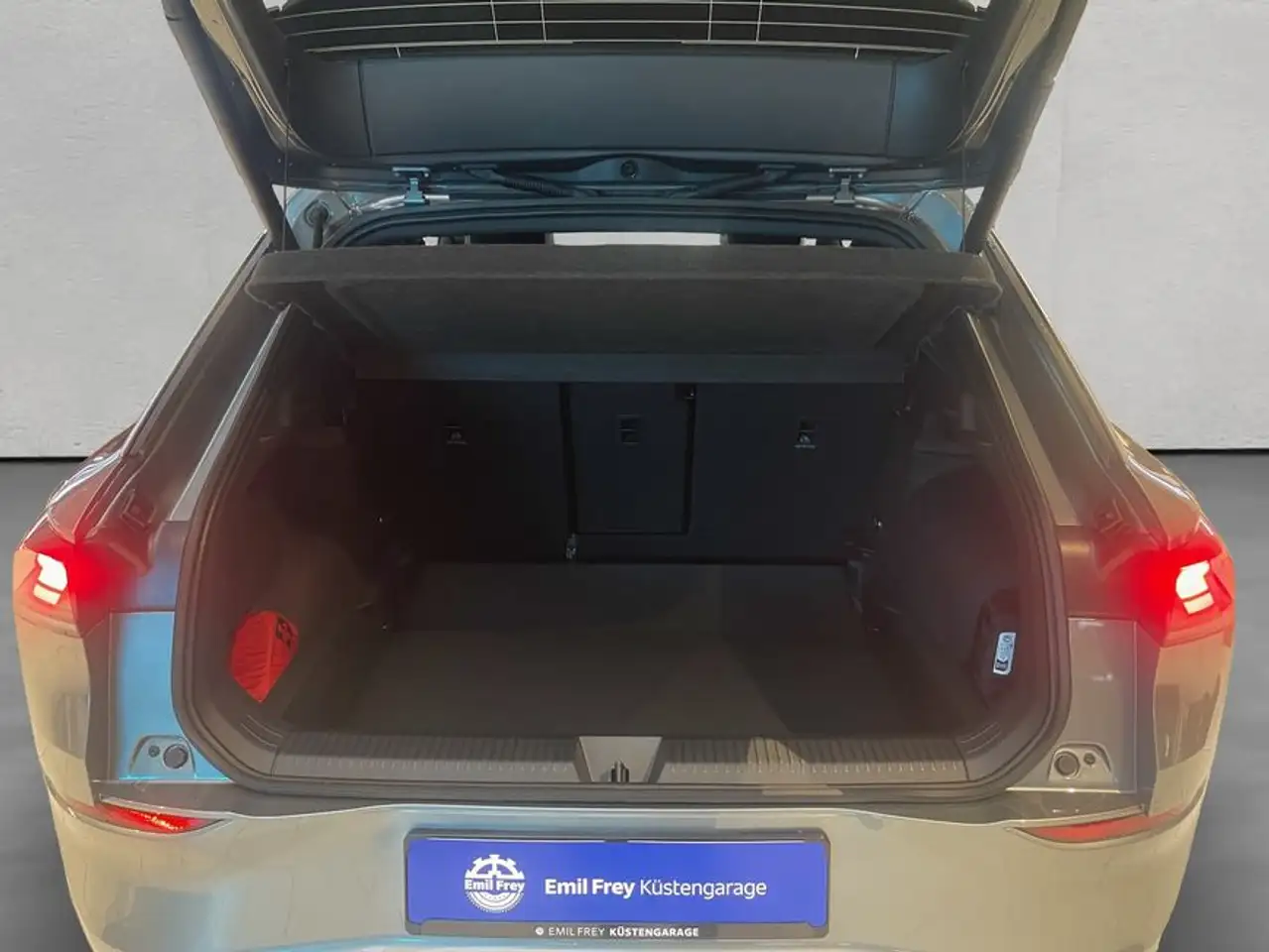 Volkswagen T-Roc R-Line 1.5 l eTSI DSG,GJR,RFK,PANO,NAVI,EASY 5