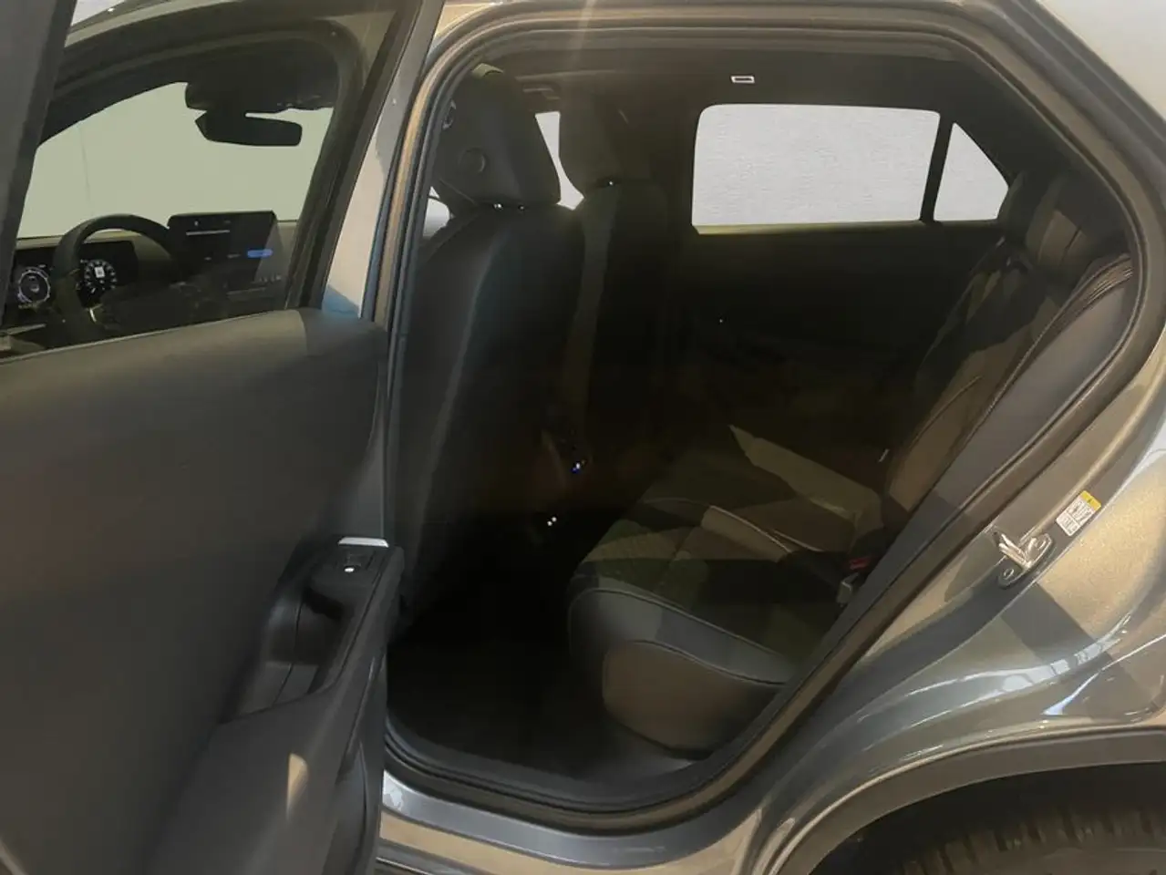 Volkswagen T-Roc R-Line 1.5 l eTSI DSG,GJR,RFK,PANO,NAVI,EASY 18