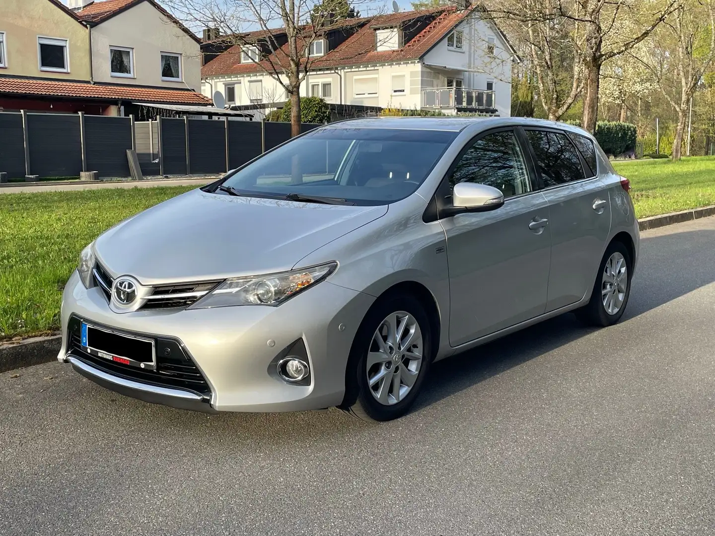 Toyota Auris Auris 2.0 D-4D Life Plus Srebrny - 1