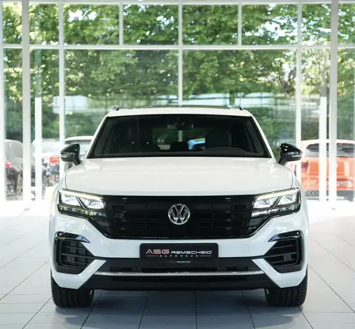 Volkswagen Touareg view 4