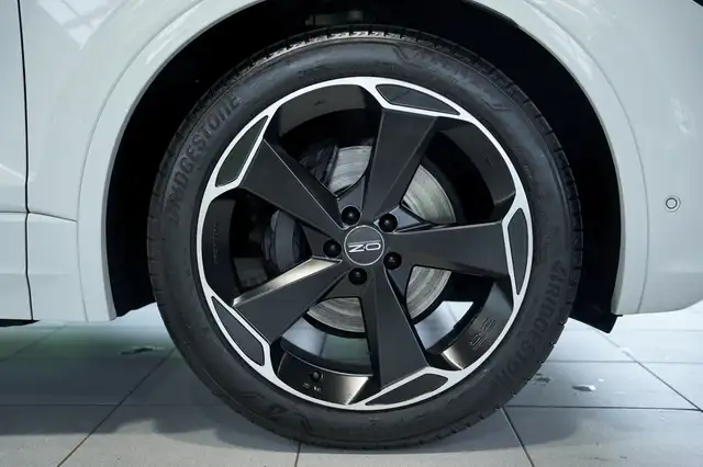 Volkswagen Touareg view 8