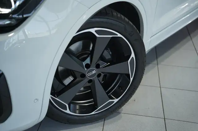 Volkswagen Touareg view 3