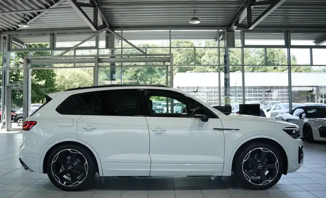 Volkswagen Touareg view 7