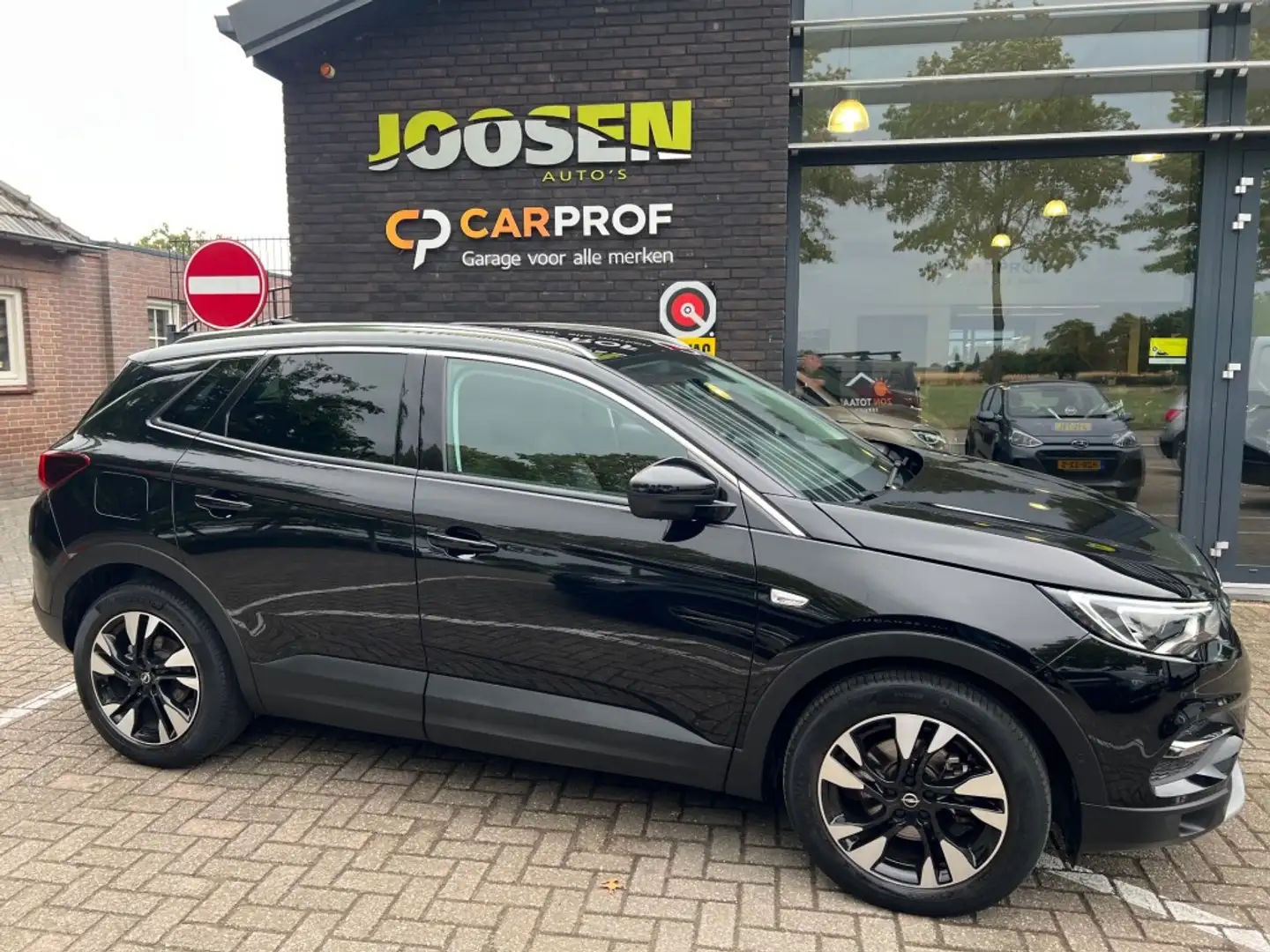 Opel Grandland X 1.2 TURBO INNOVATION Schwarz - 2