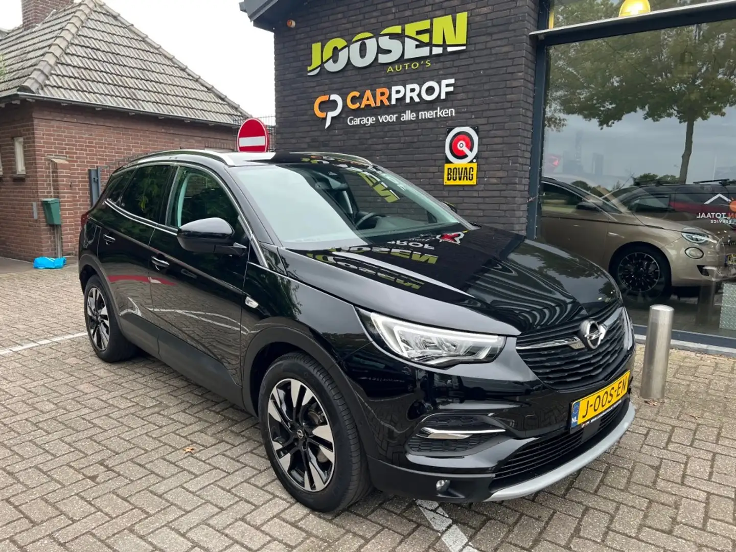 Opel Grandland X 1.2 TURBO INNOVATION Schwarz - 1