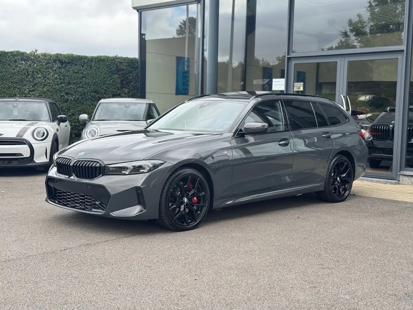 BMW 330 e Touring M Sport Pro / PANO / TRKHK / HARM-KARDON Gris - 2