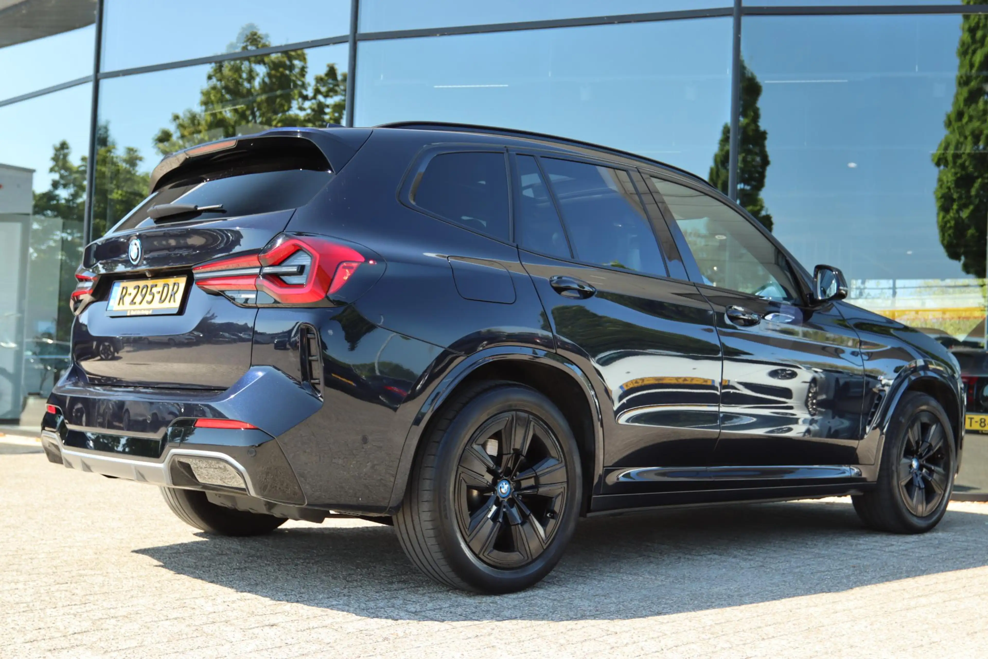 BMW iX3 EXECUTIVE M-SPORT 80 KWH SOH 100% | SHADOWLINE | P — photo 2