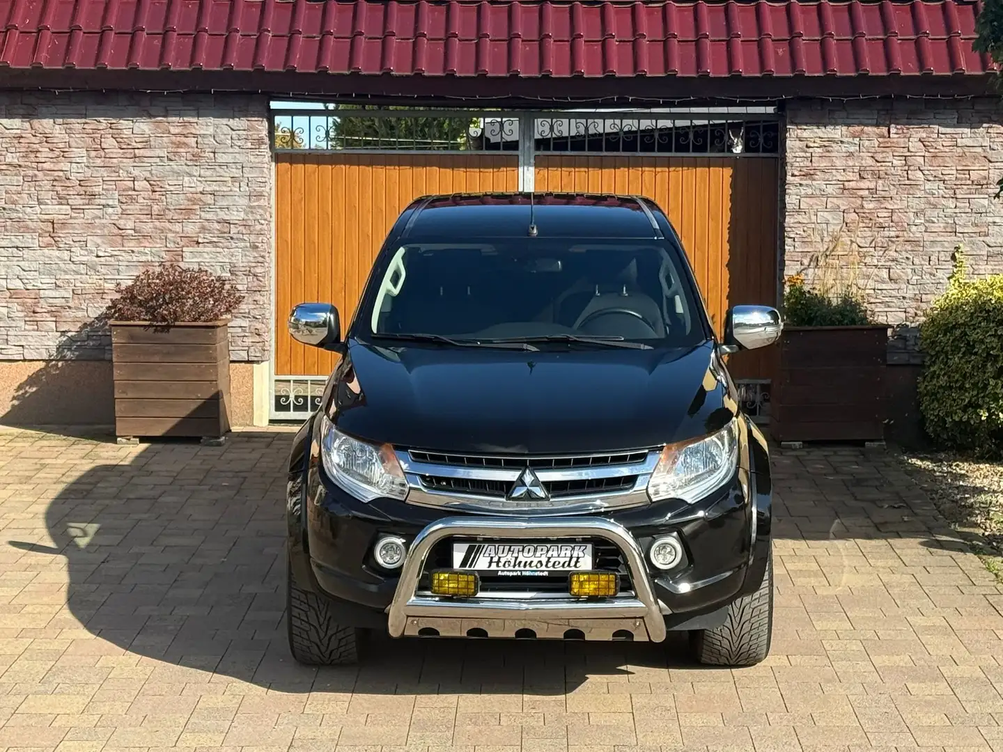 Mitsubishi L200 2.4 DI-D Plus Doppelkabine 4WD Schwarz - 2