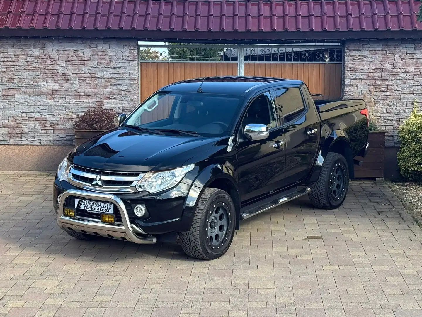 Mitsubishi L200 2.4 DI-D Plus Doppelkabine 4WD Schwarz - 1