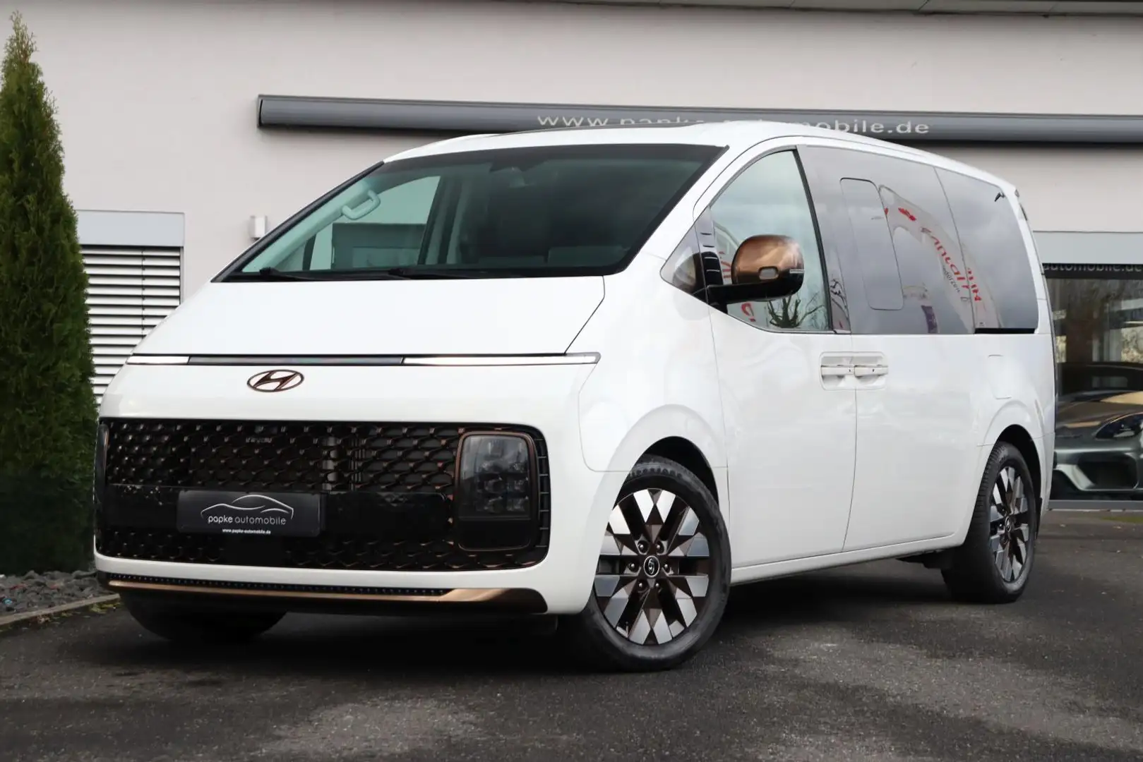 Hyundai STARIA 2.2 CRDi Signature 4WD +7-SITZER+PANO+360°+ Blanc - 2