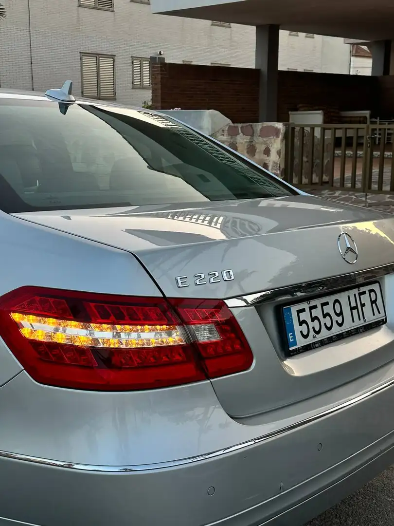 Mercedes-Benz E 220 E 220CDI BE Aut. Plateado - 2